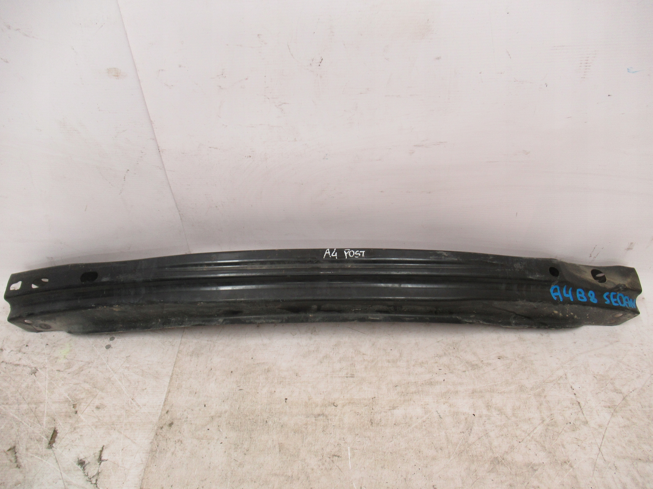 VÝSTUHA ZADNÉHO NÁRAZNÍKA AUDI A4 B8 SEDAN