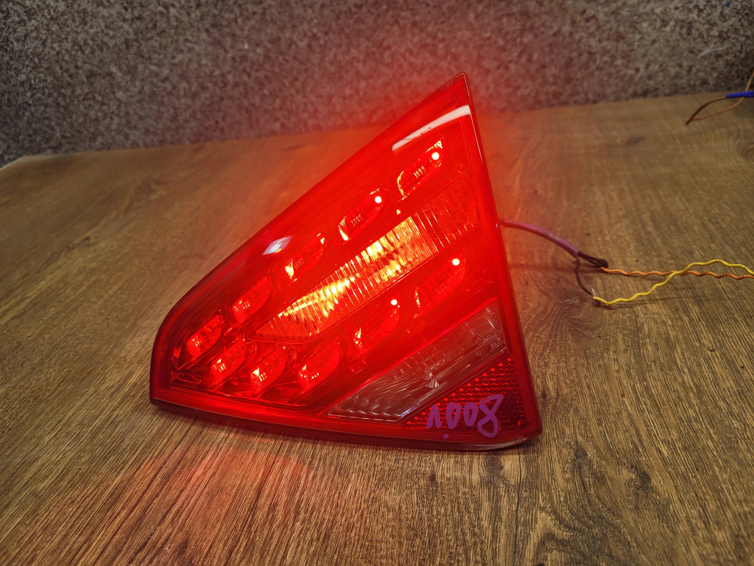 AUDI A5 08-011 8T0945094A PRAVE ZADNE SVETLO V KAPOTE