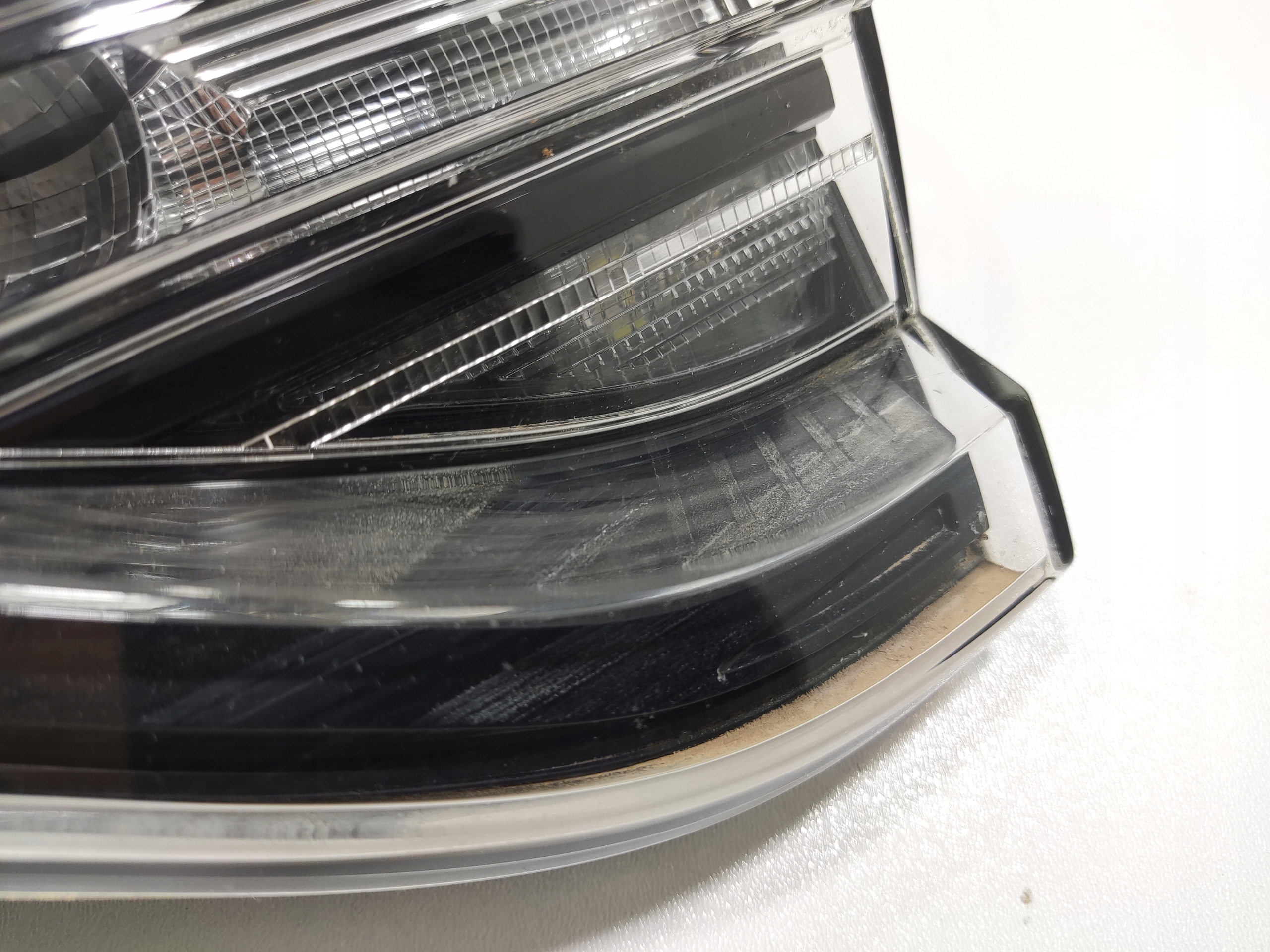 PRAVE ZADNE SVETLO LED V KAPOTE RENAULT CLIO V 265506440R 2024-2025 LIFT