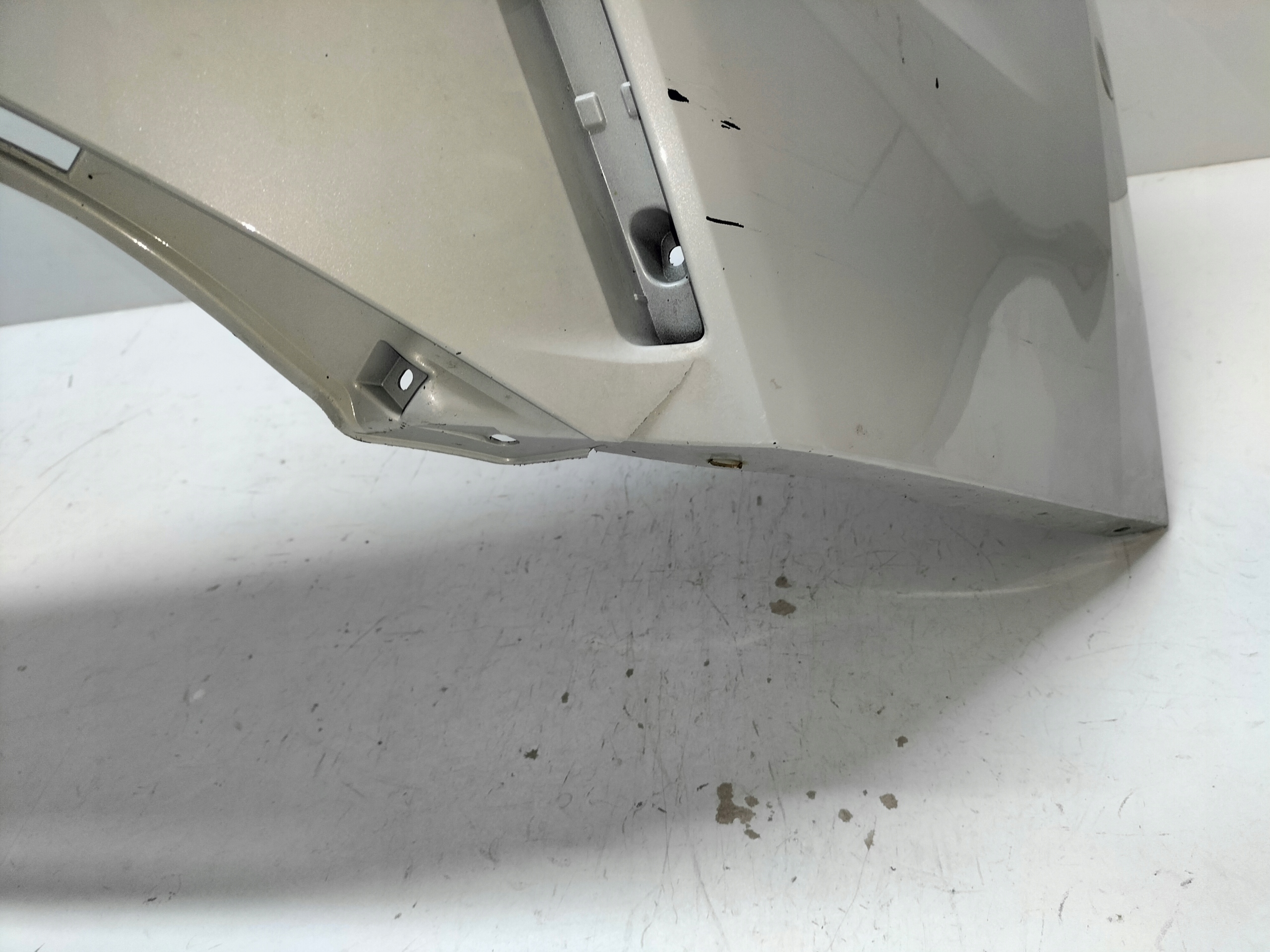 ZADNÝ NÁRAZNÍK TOYOTA COROLLA E21 18- KOMBI