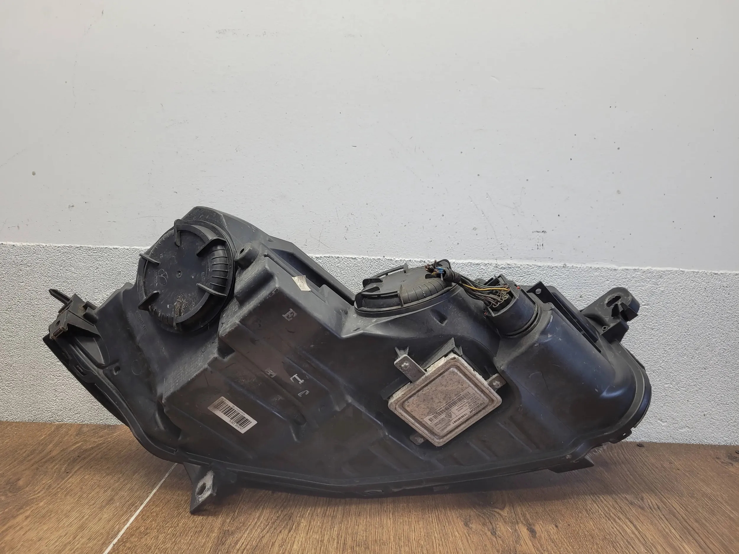 Jaguar XF X260 GX63-13W030-DD ĽAVÉ PREDNÉ SVETLO XENON GB VERZIA