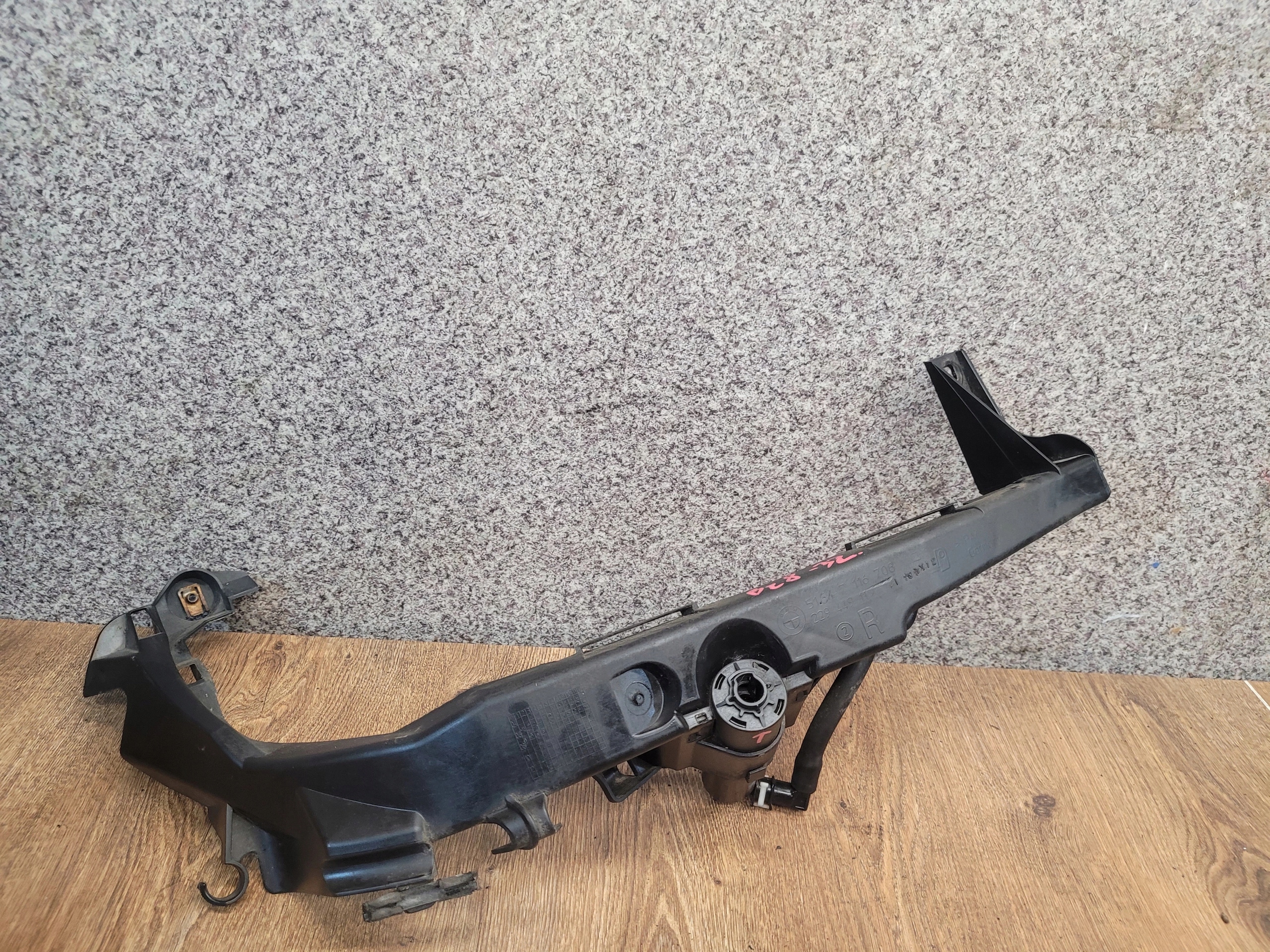 BMW E90 E91 DRŽIAK PRAVÉHO SVETLA OSTREKOVAC 7116708