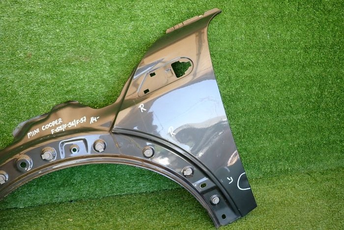 MINI R55 R56 R57 06- ĽAVÝ PREDNÝ BLATNÍK