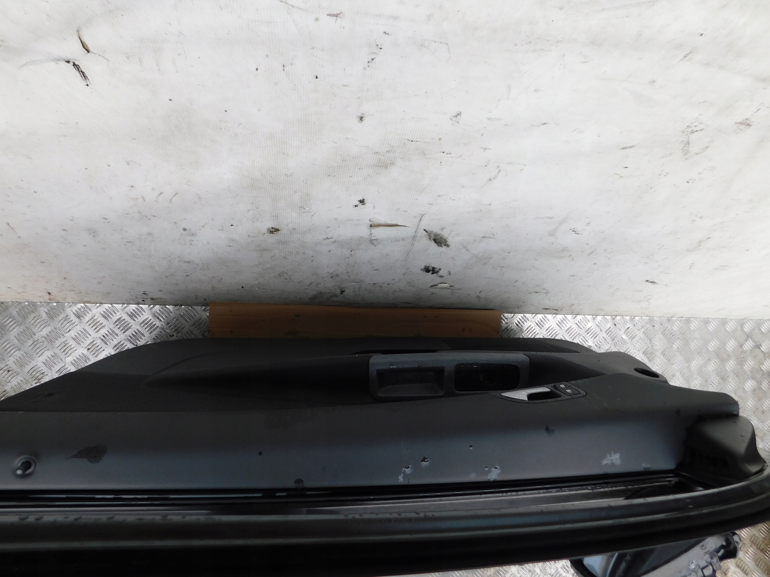 PRAVE DVERE VOLVO C30