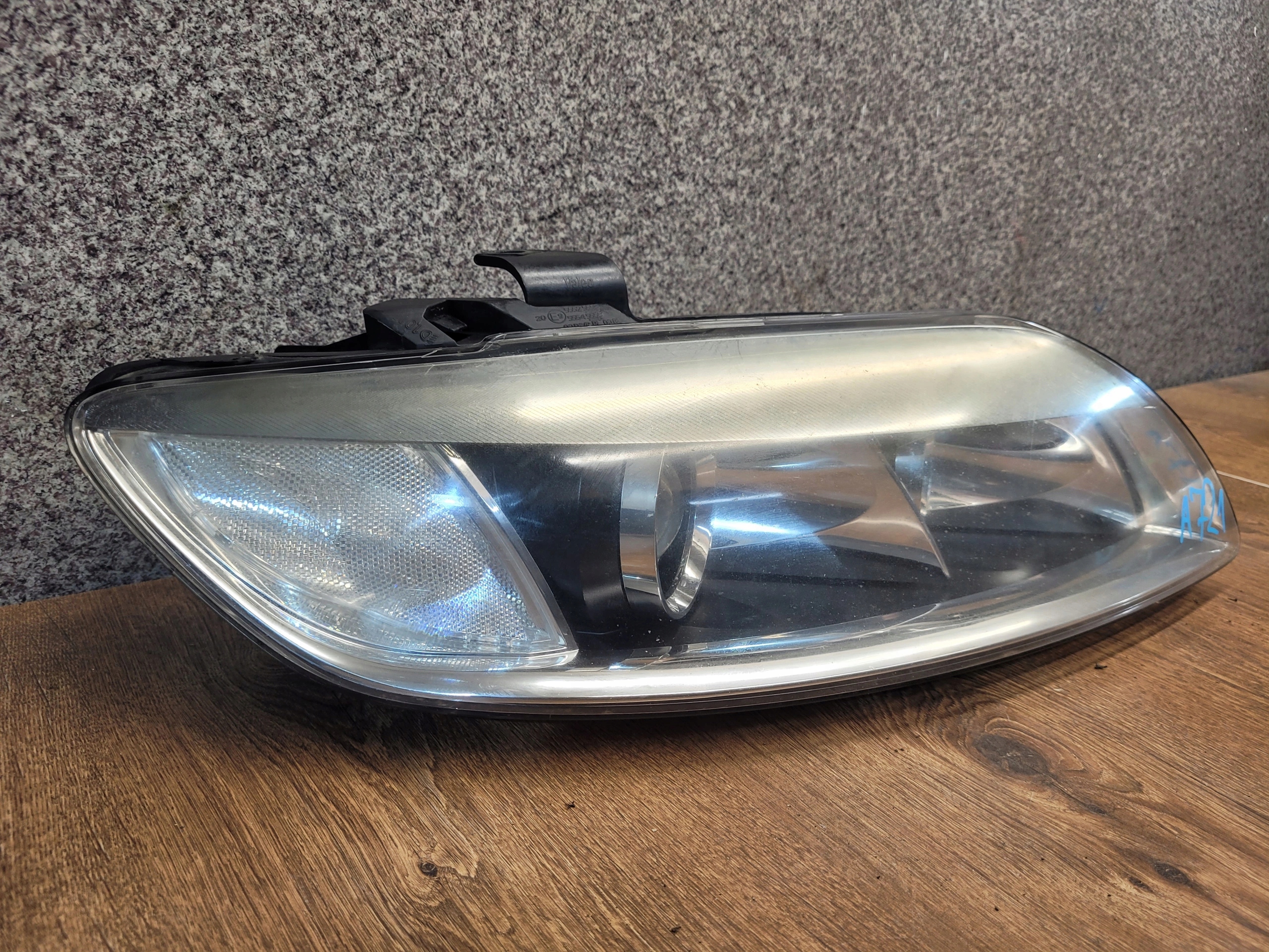 AUDI Q7 4L XENON PRAVÉ PREDNÉ SVETLO GB VERZIA 4L0941004E