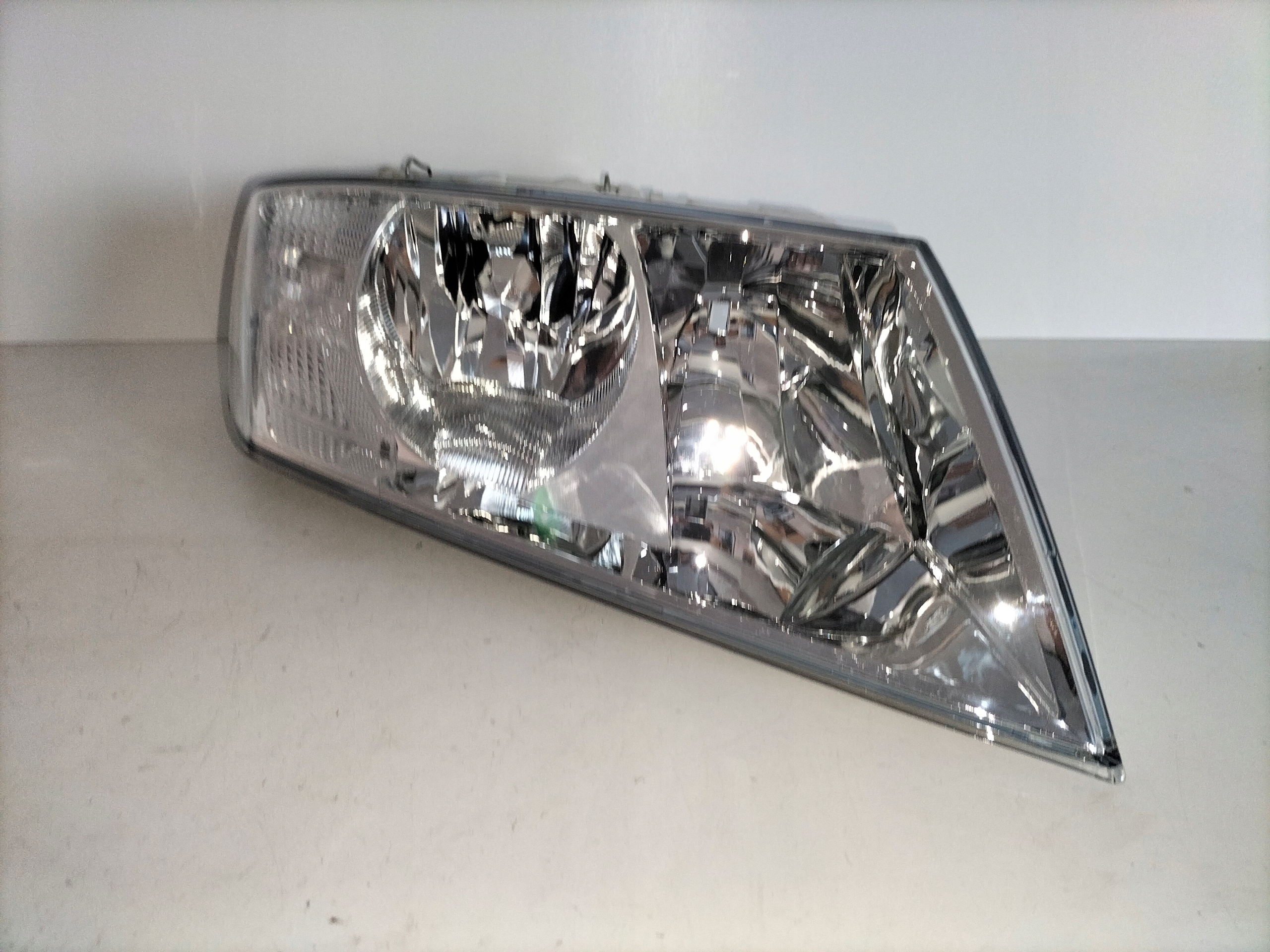 PRAVE PREDNE SVETLO SKODA OCTAVIA II 04-08