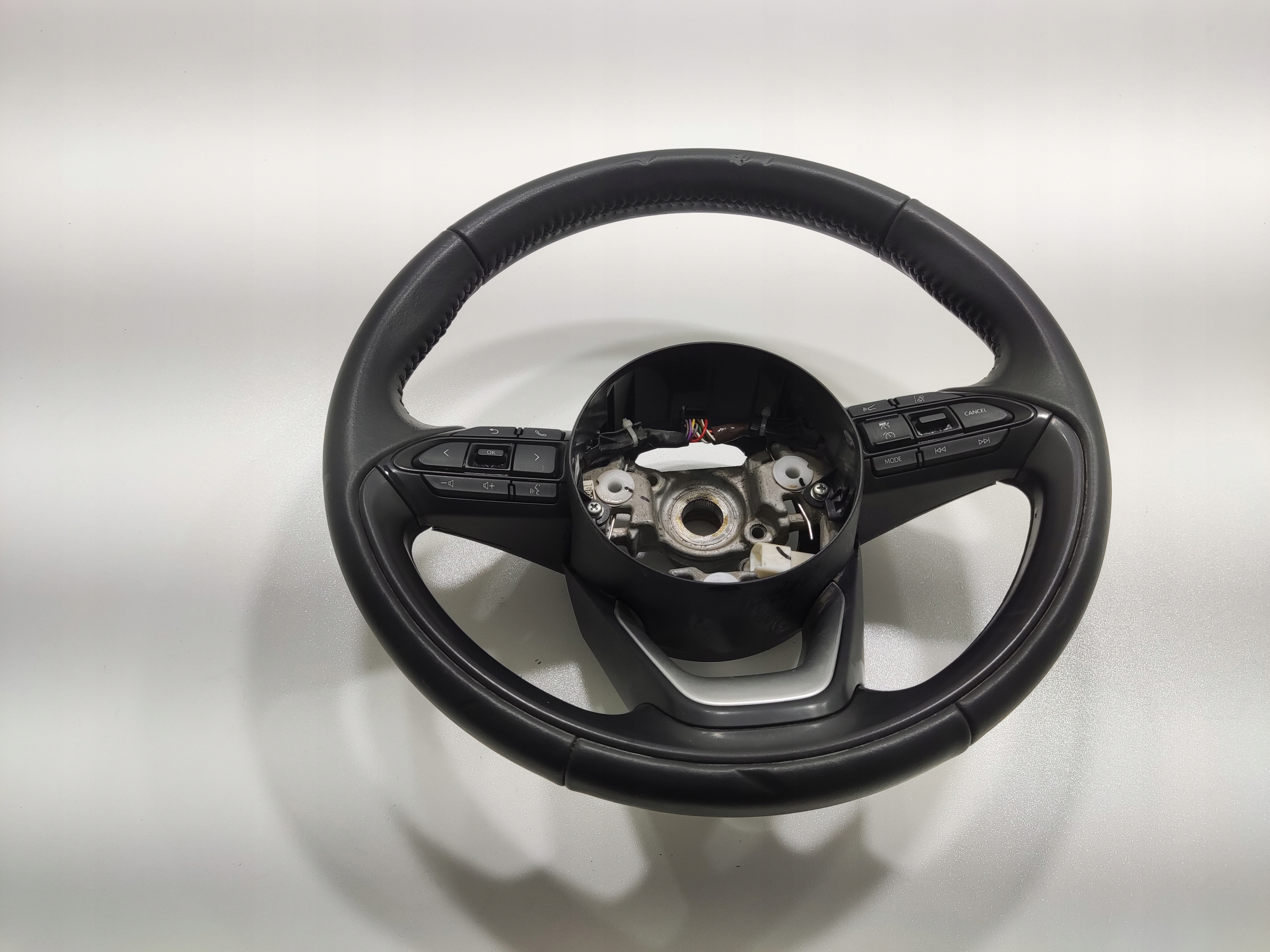 VOLANT MULTIFUNKCIA OVLADACIE GOMBIKY TOYOTA YARIS CROSS 2020-2025