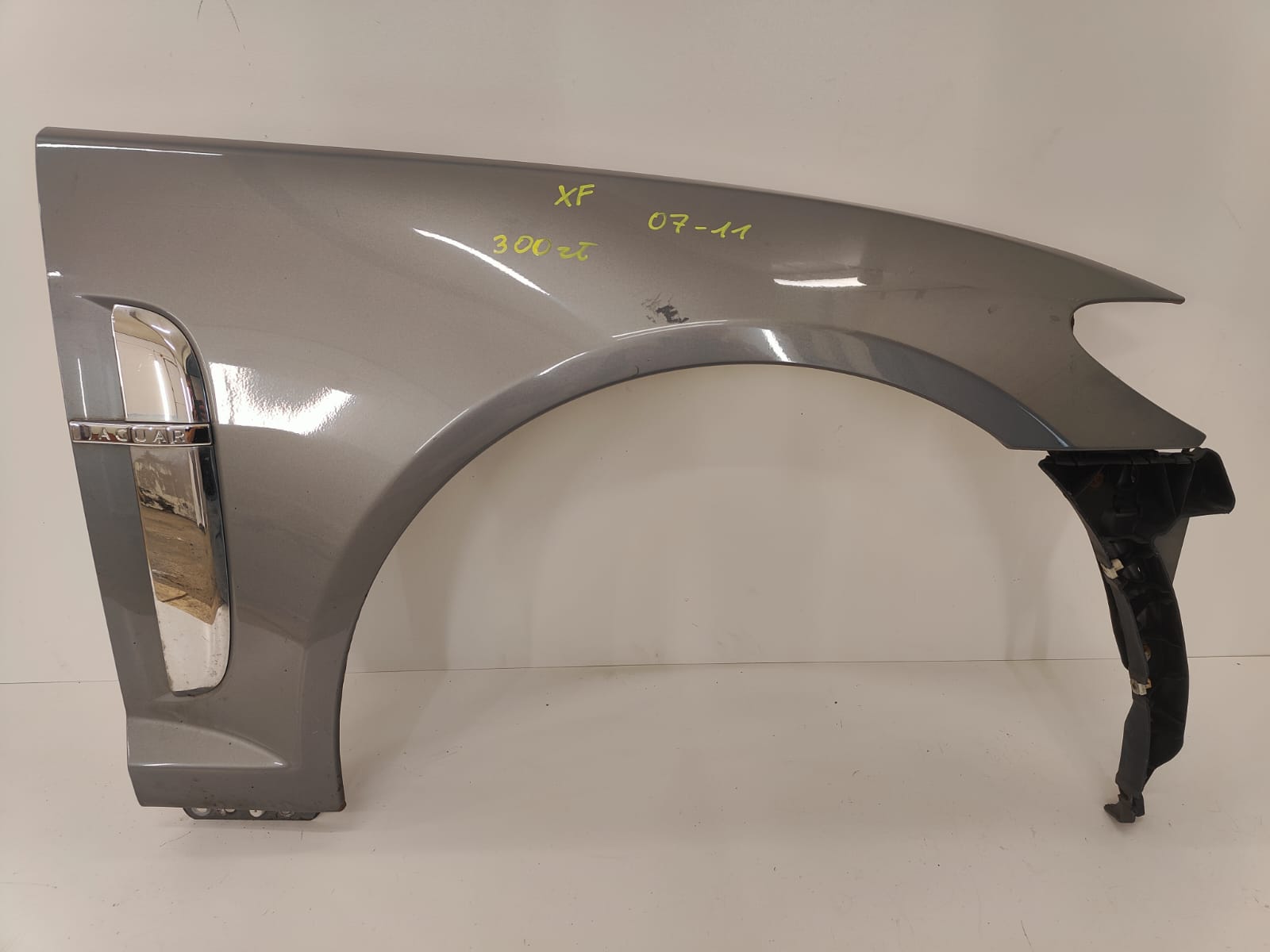 Jaguar xf 07-11 PRAVY PREDNY BLATNIK