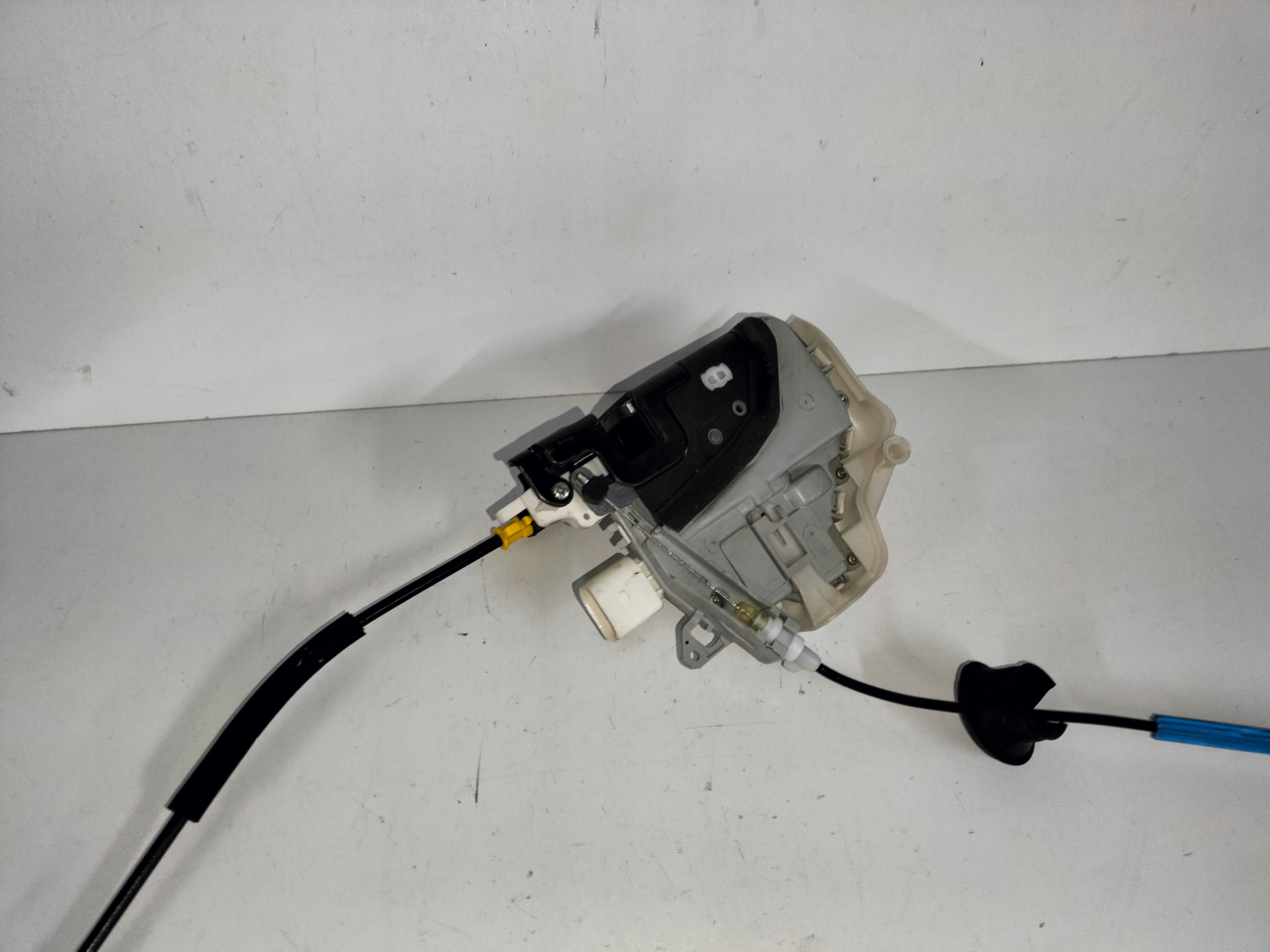 ZÁMOK ĽAVYCH PREDNÝCH DVERÍ AUDI A3 8V 12- A4 B8 08-A5 8T 07-