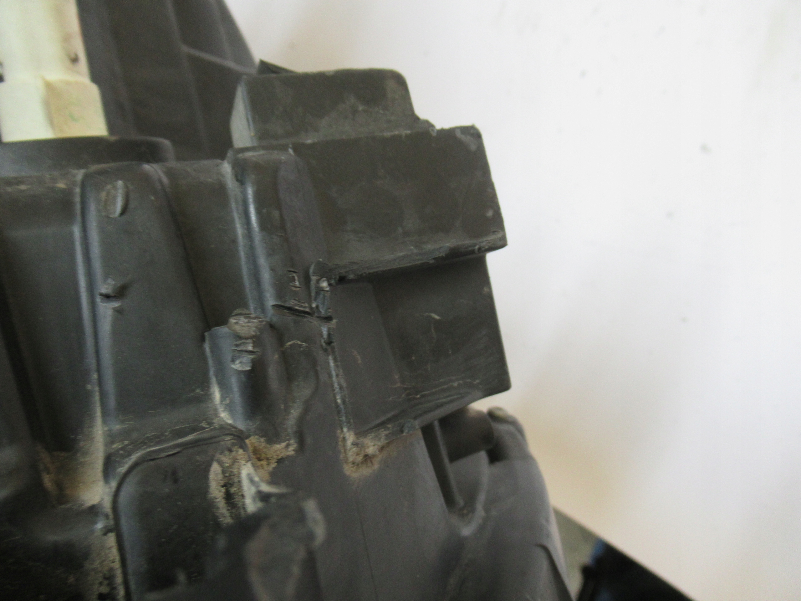 PRAVE PREDNE SVETLO NISSAN MICRA K13 10-