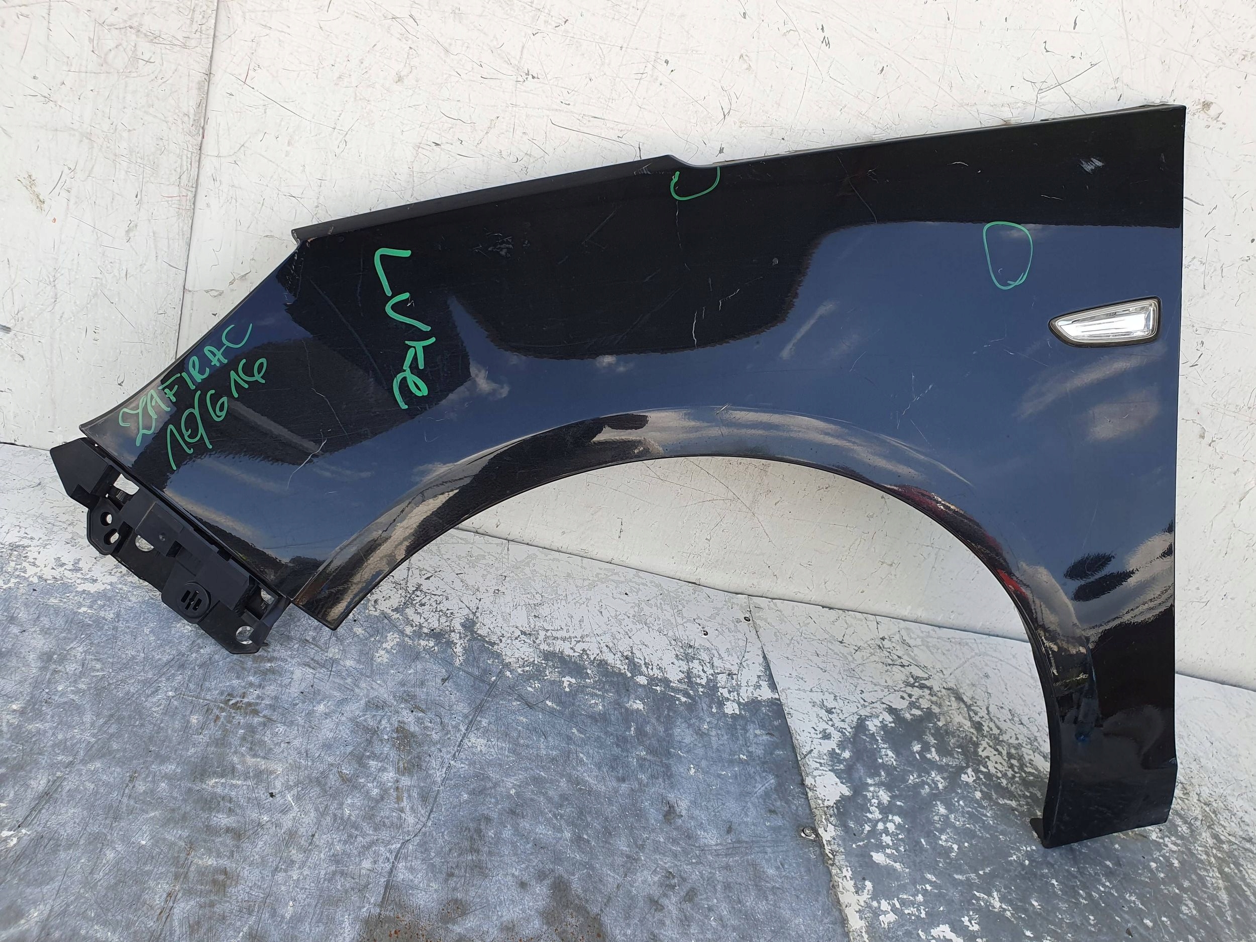 Opel Zafira C ĽAVÝ PREDNÝ BLATNÍK