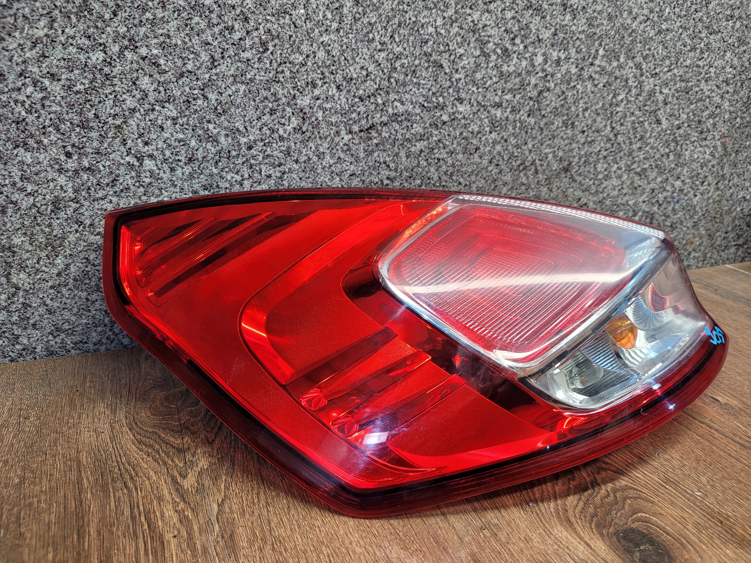 FORD FIESTA MK7 ĽAVÉ ZADNÉ SVETLO C1BB-13405-AE