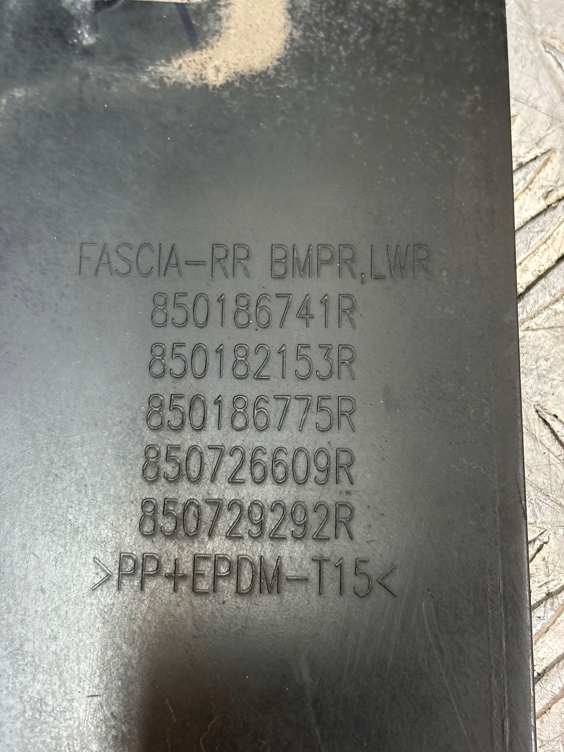 ZADNÝ NÁRAZNÍK RENAULT ARKANA 20-