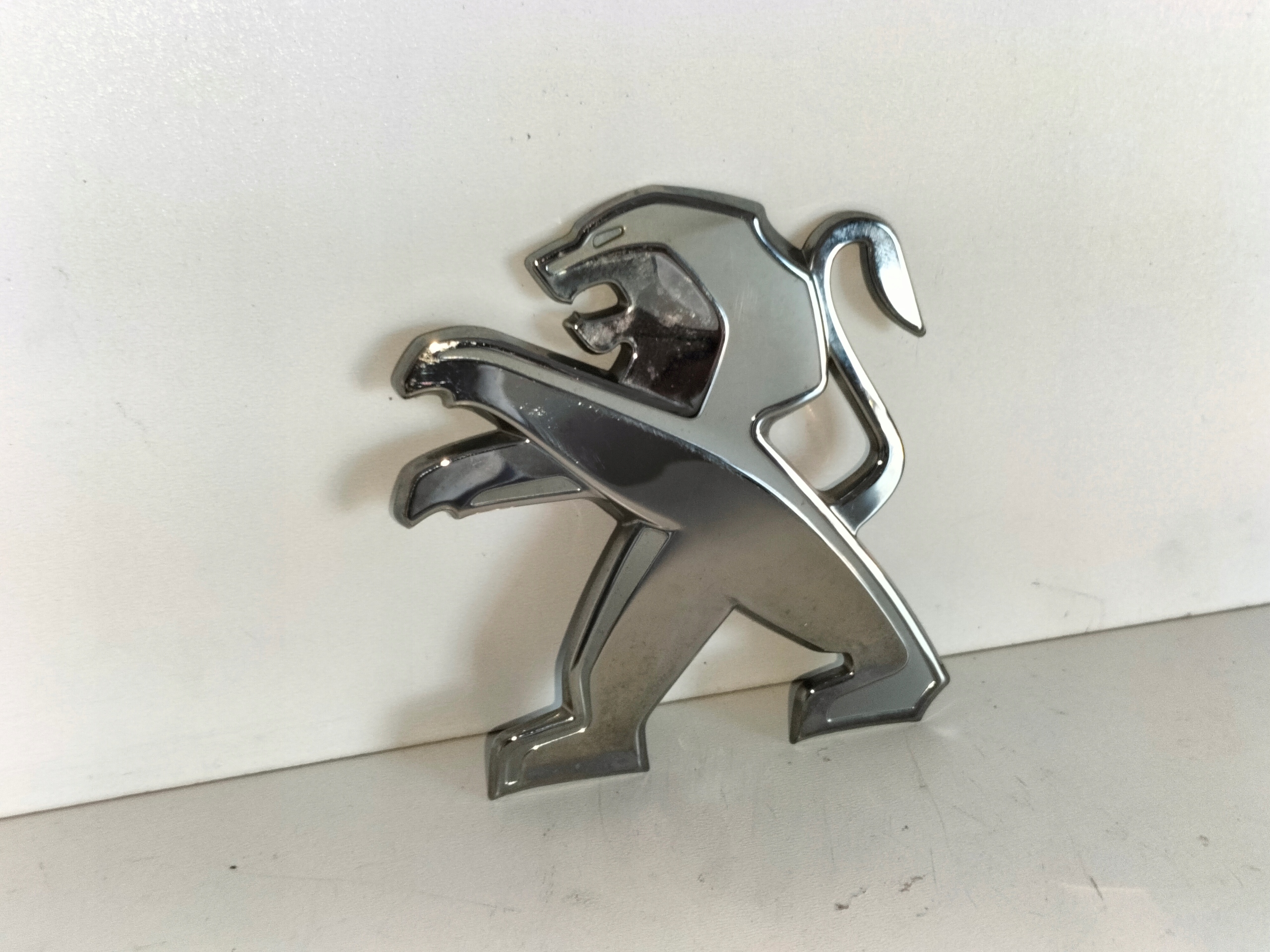 ZNAK EMBLEM ZNAK ZADNEJ KAPOTY PEUGEOT RIFTER 18-