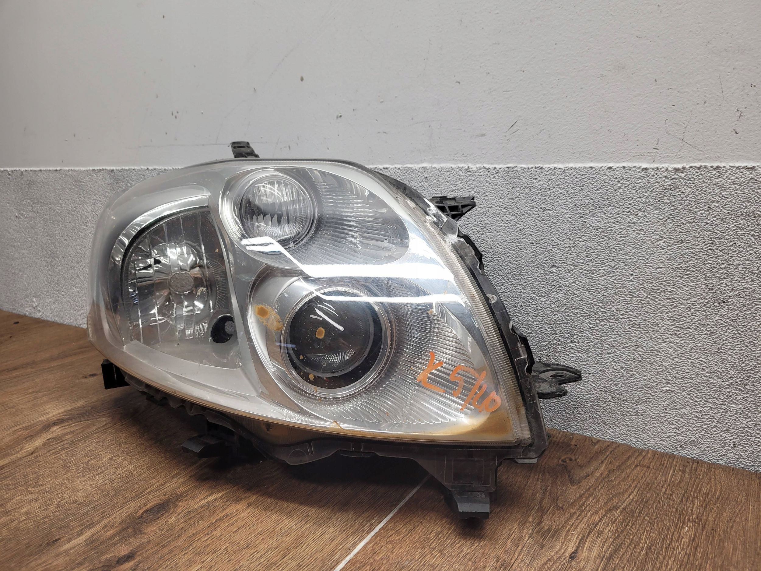 Toyota Auris I 8113002470 SVETLO PRAVÝ PREDNÝ