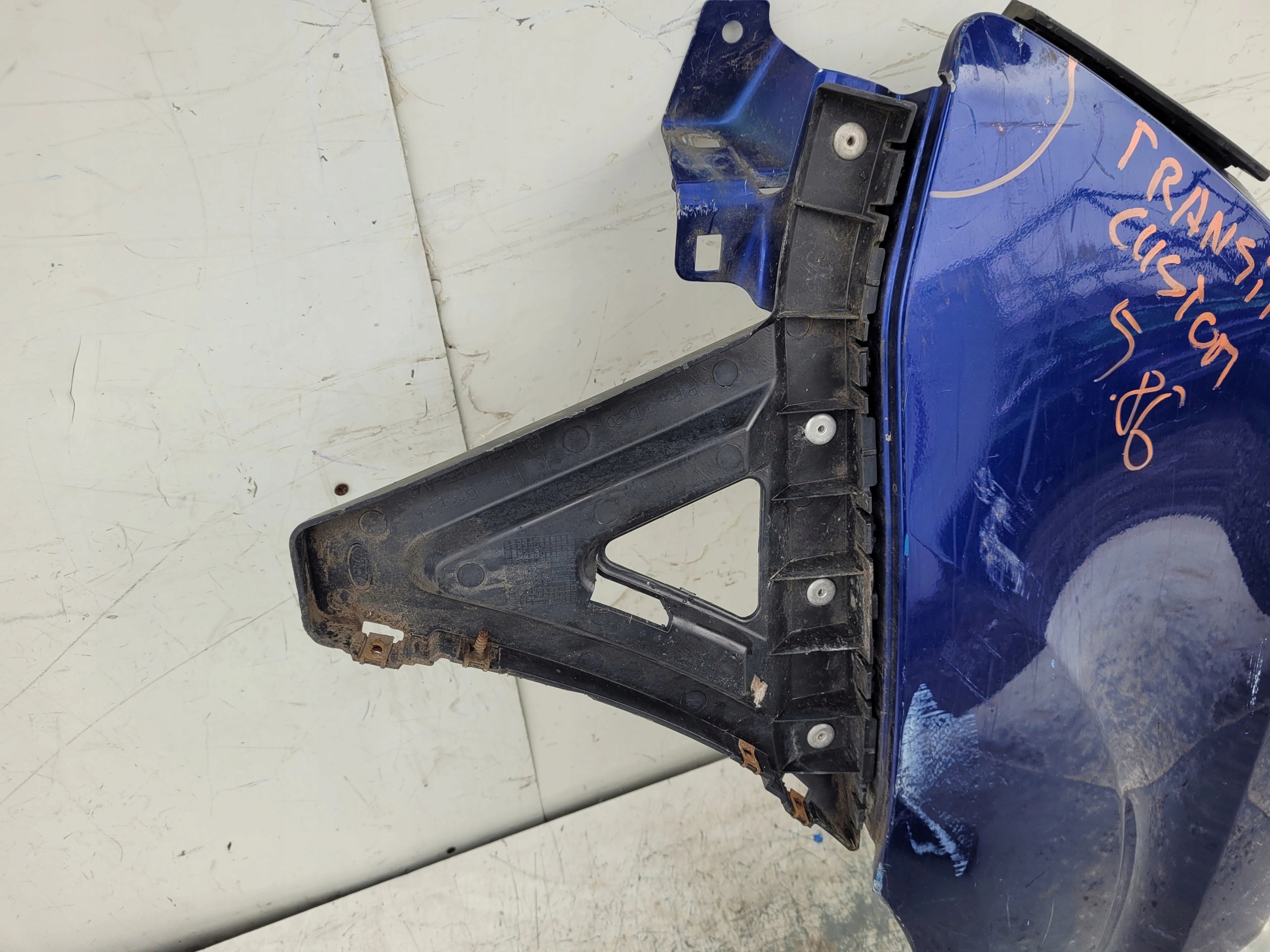 FORD TRANSIT CUSTOM ĽAVÝ PREDNÝ BLATNÍK