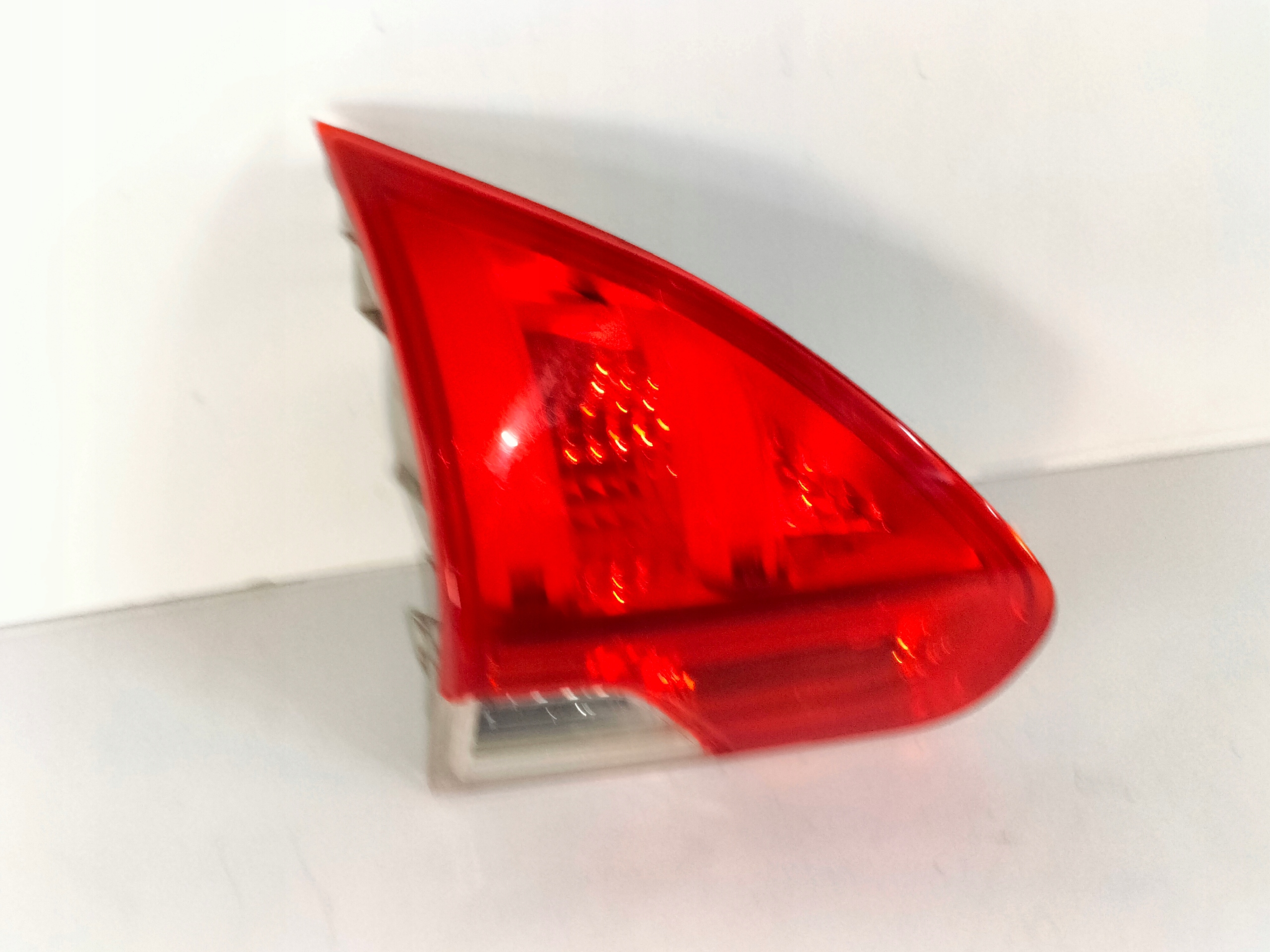 LAVE ZADNE SVETLO PEUGEOT 2008 13-16 VNÚTORNÉ NA KAPOTE