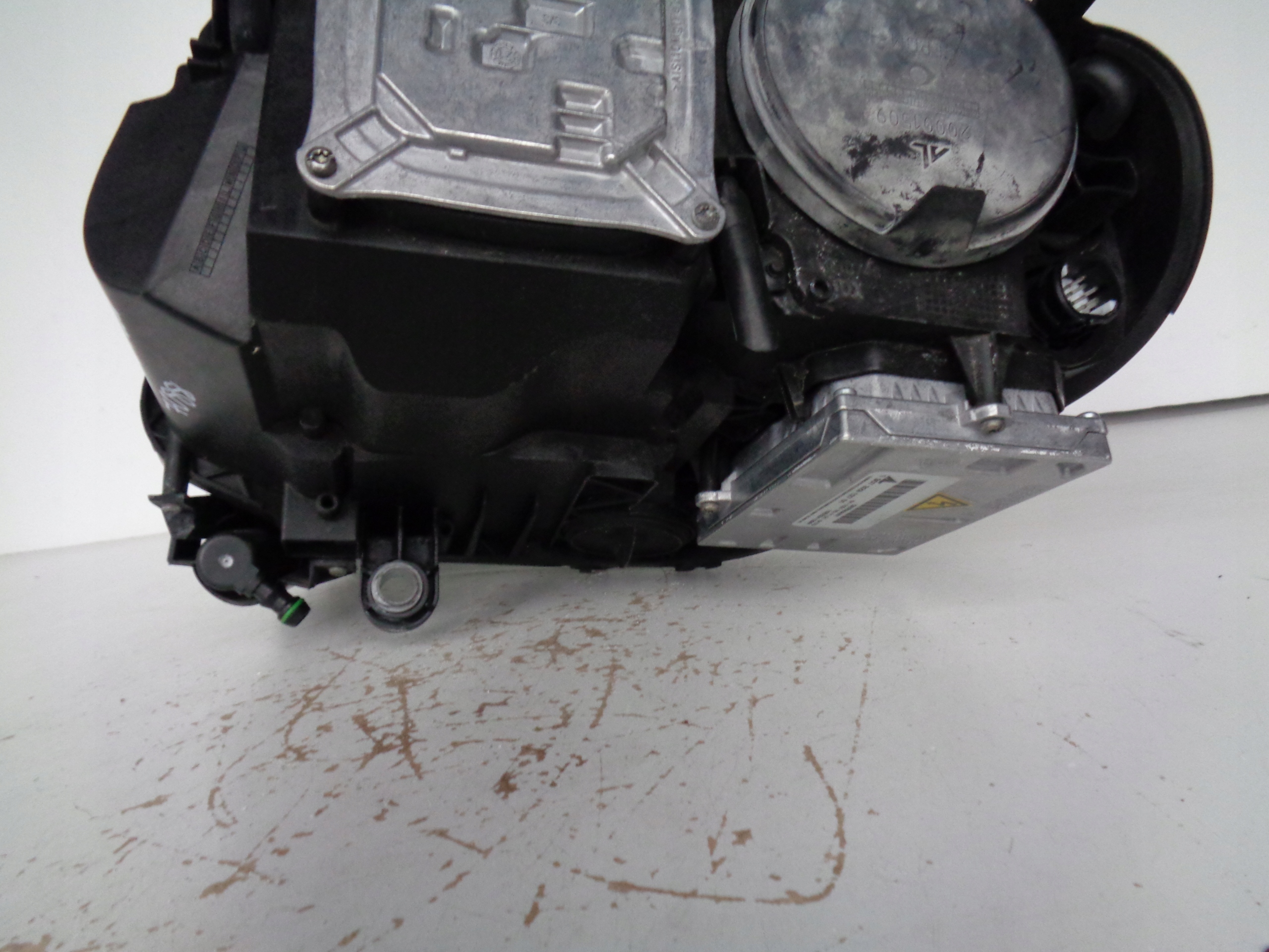 PRAVE PREDNE SVETLO MASERATI QUATTROPORTE V XENON LED