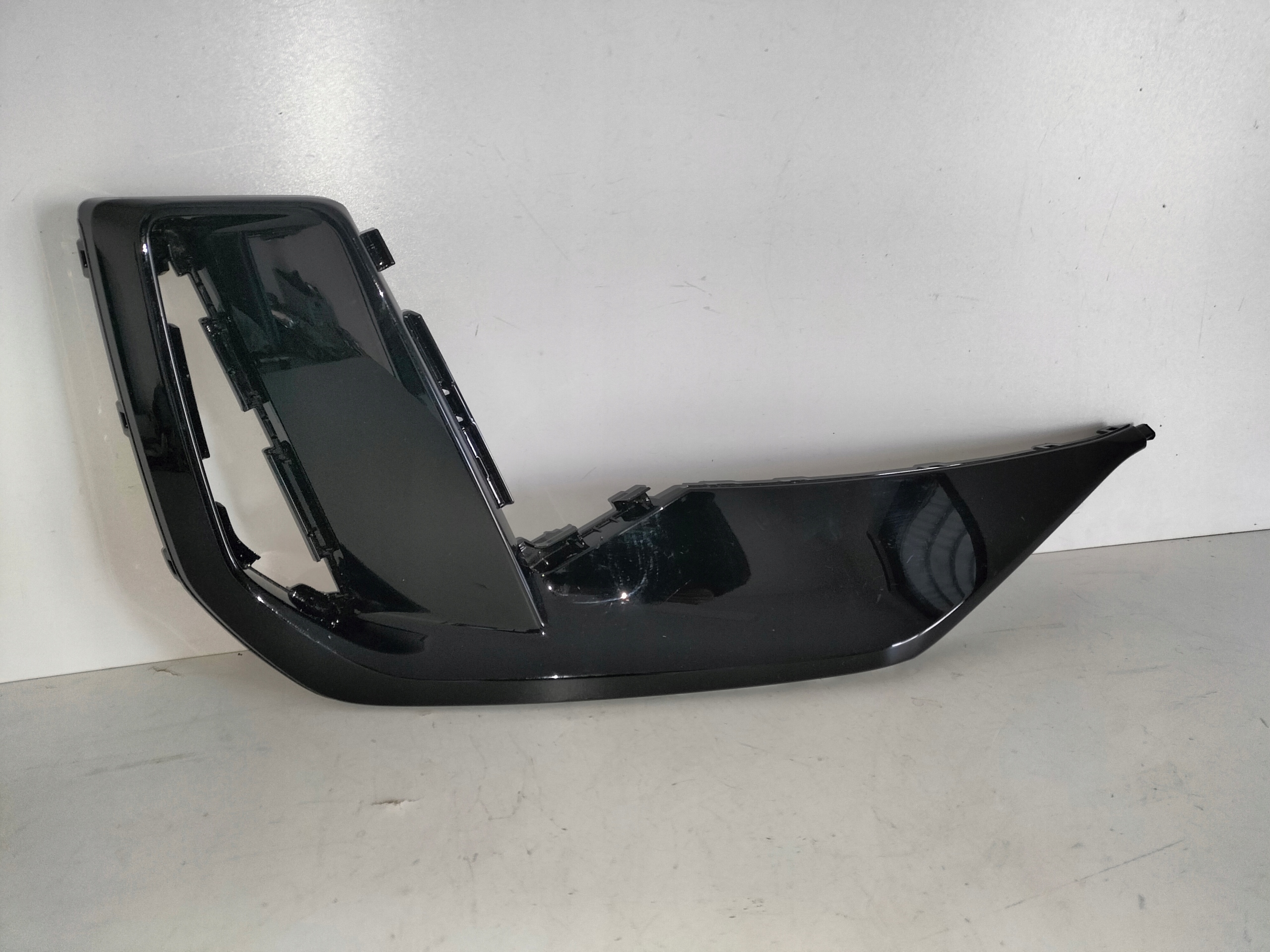 MRIEŽKA LIŠTA LISTA PREDNEHO NARAZNIKA SVETLOa AUDI Q6 85H E-TRON 24- S-LINE