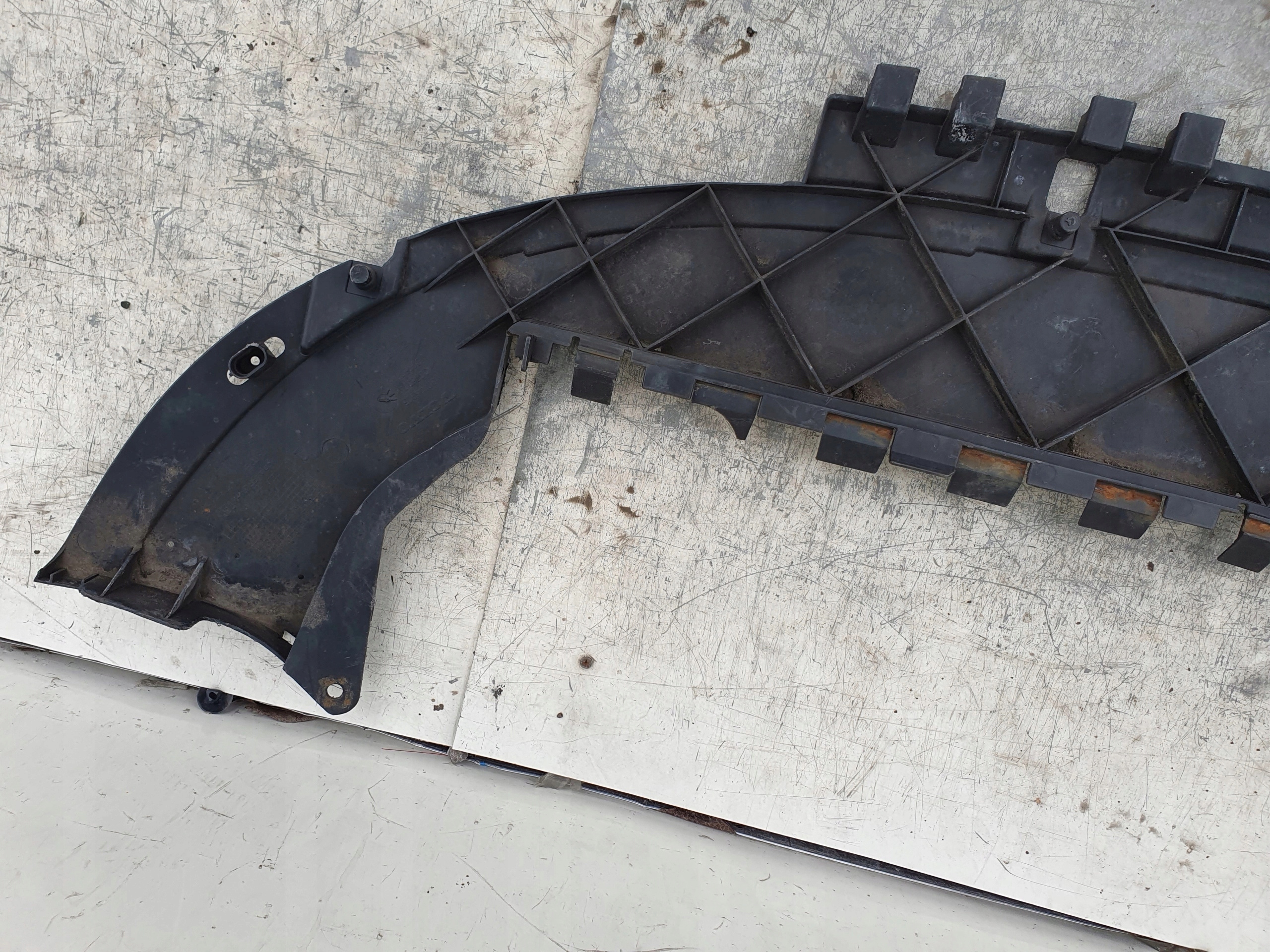 VOLVO S40 V50 SPODNÝ KRYT PREDNÉHO NÁRAZNÍKA 30744925