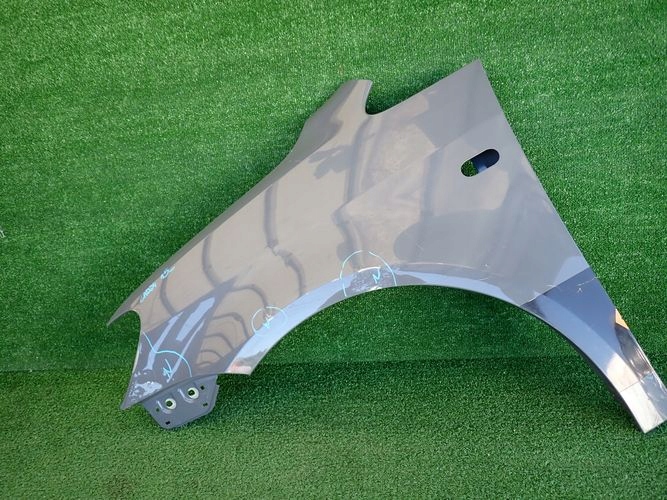 VW CADDY 10-15 ĽAVÝ PREDNÝ BLATNÍK