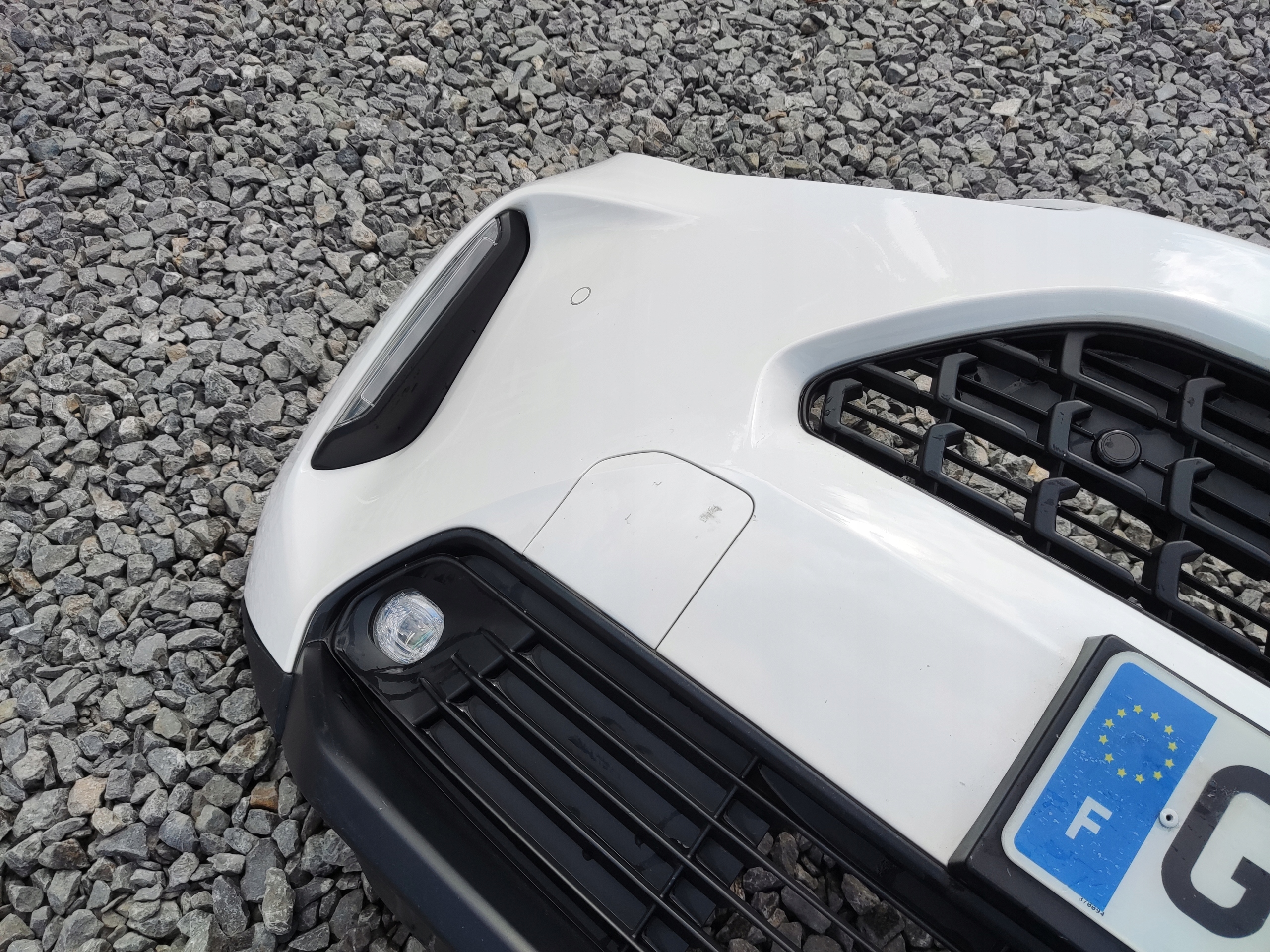 PREDNÝ NÁRAZNÍK KOMPLETNY PDC SENZORY TOYOTA YARIS CROSS 2020-2025 HYBRID