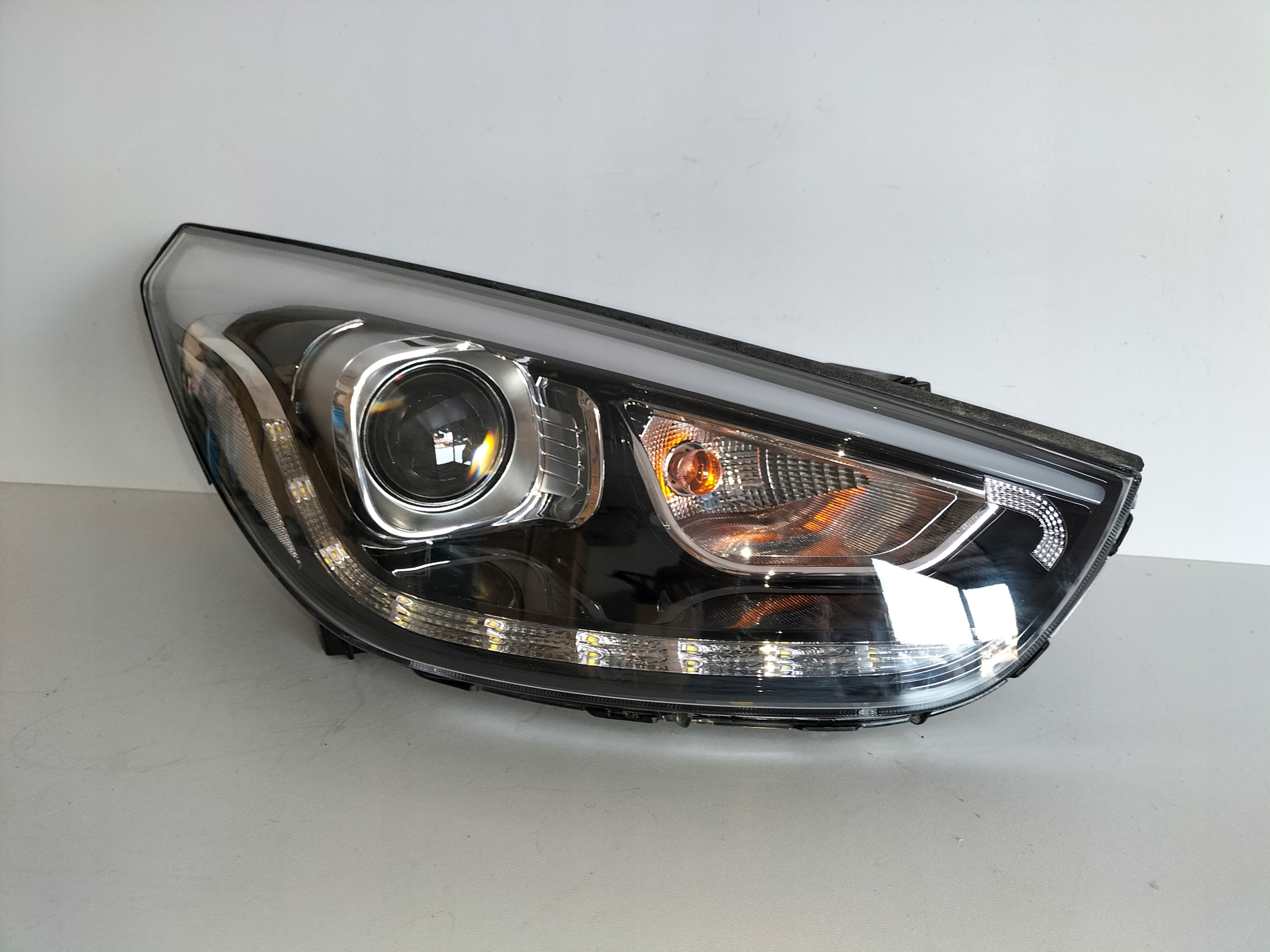 PRAVE PREDNE SVETLO HYUNDAI IX35 LIFT 13- XENON
