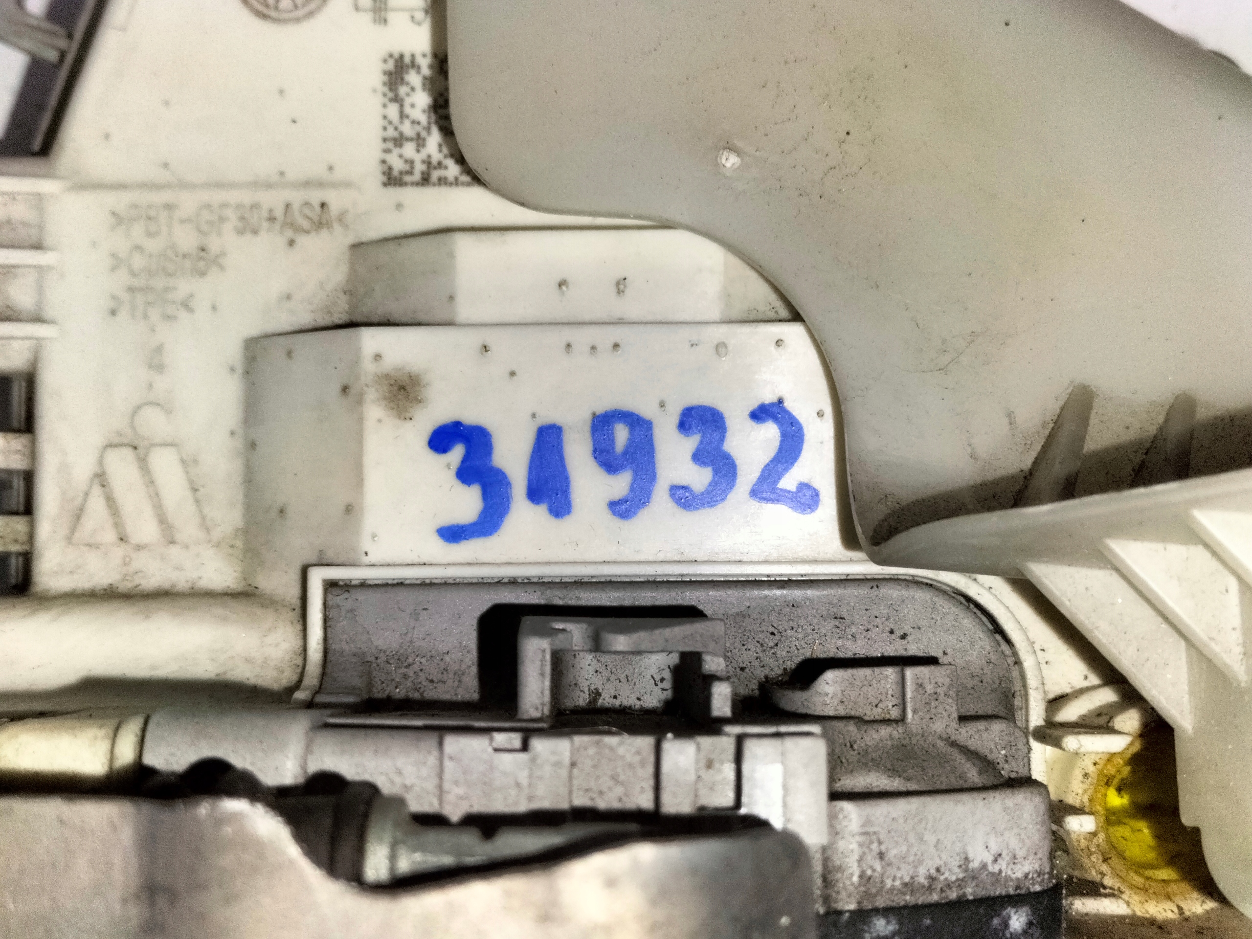 ZÁMOK ĽAVYCH PREDNÝCH DVERÍ AUDI A3 8V 12- A4 B8 08-A5 8T 07-