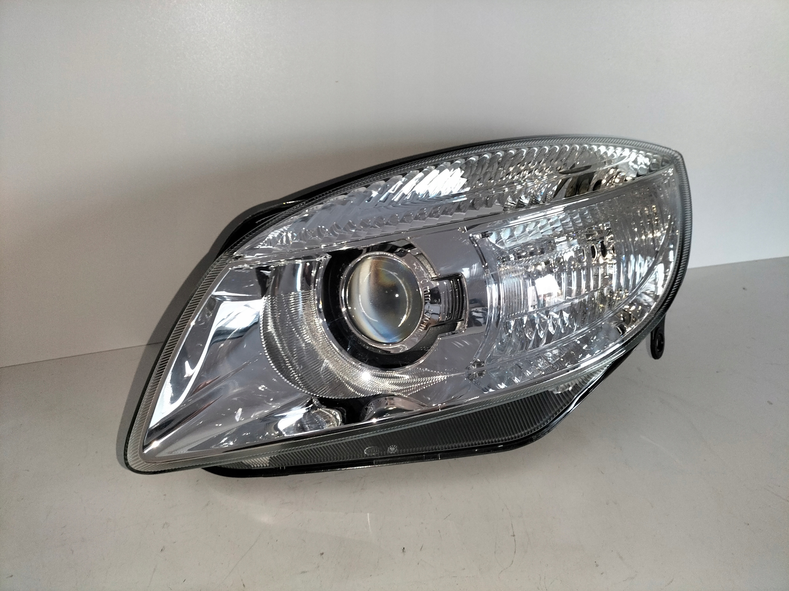 LAVE PREDNE SVETLO SKODA FABIA II 07-10 ROOMSTER 06-10