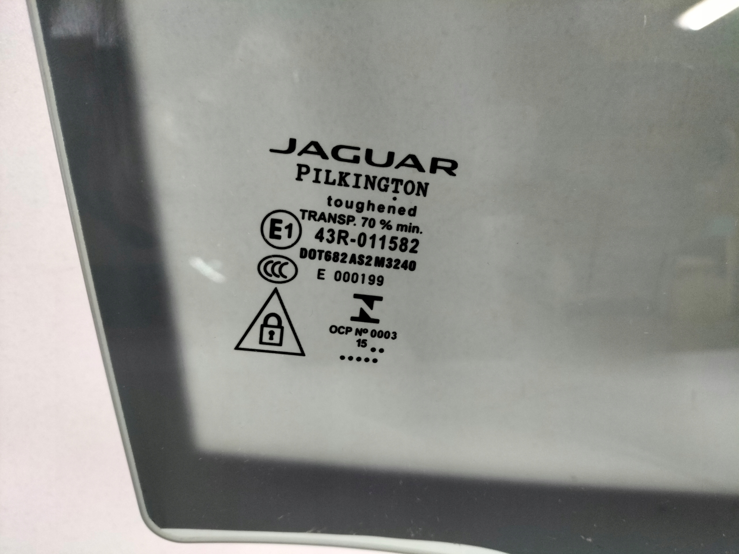 ZADNE SKLO PRAVA JAGUAR XE X760 15-