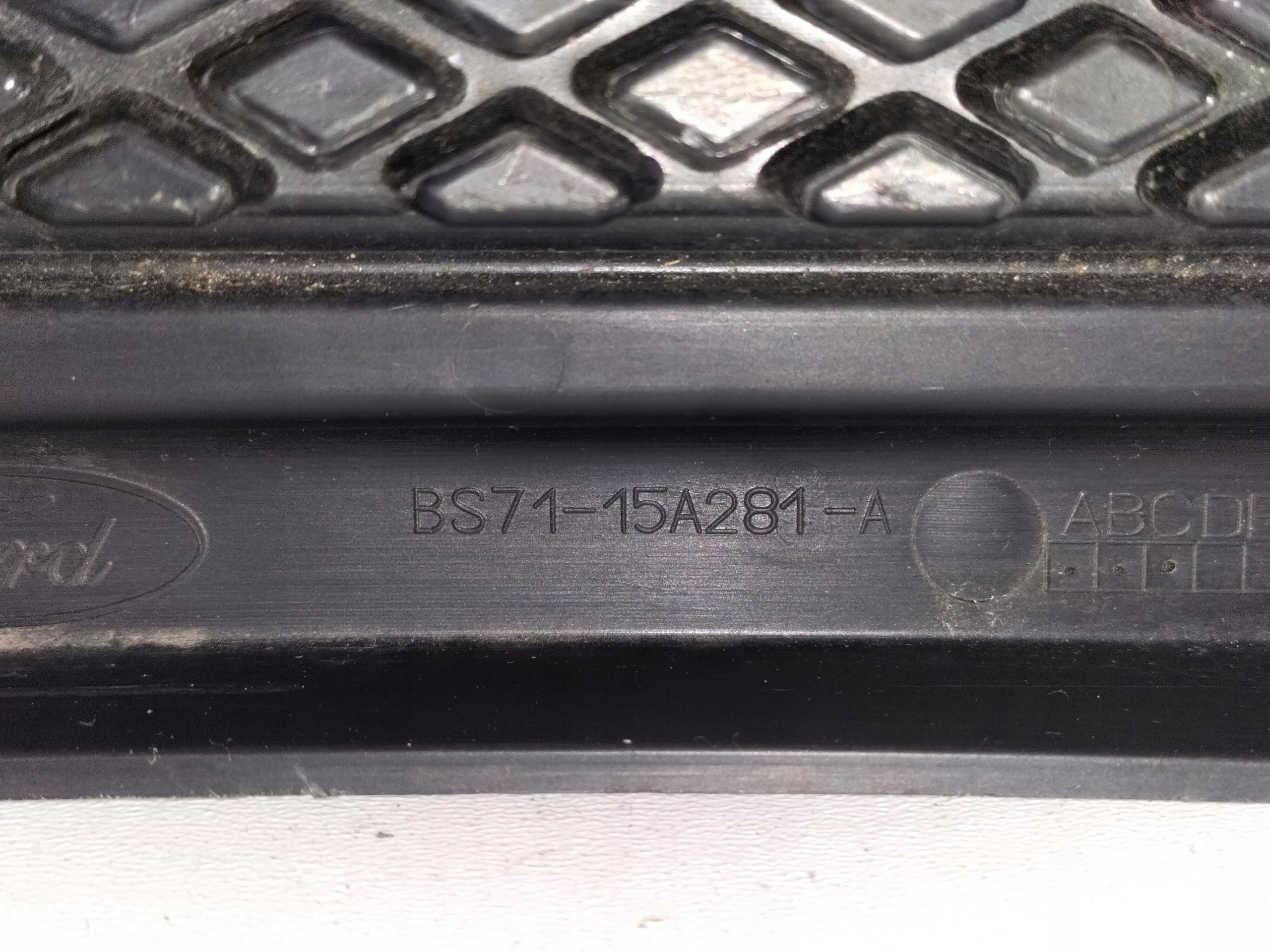 KRYTKA MRIEZKA PREDNEHO NARAZNIKA PRAVA FORD MONDEO MK4 LIFT 10-14