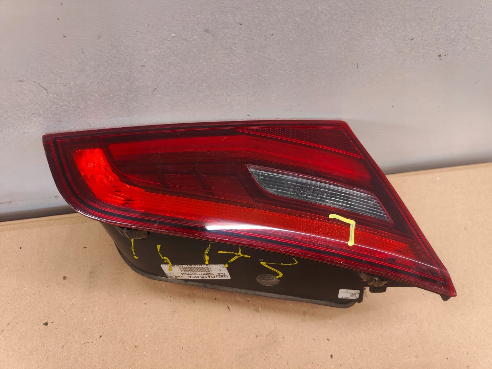 Audi a3 8v 8V4945093A LAVE ZADNE SVETLO LAVA V KAPOTE