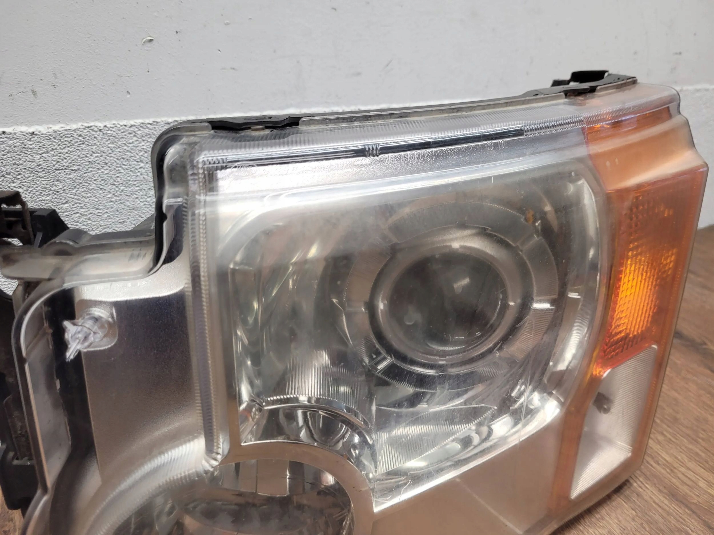 Land Rover Discovery 3 LR3 XENON ĽAVÉ PREDNÉ SVETLO