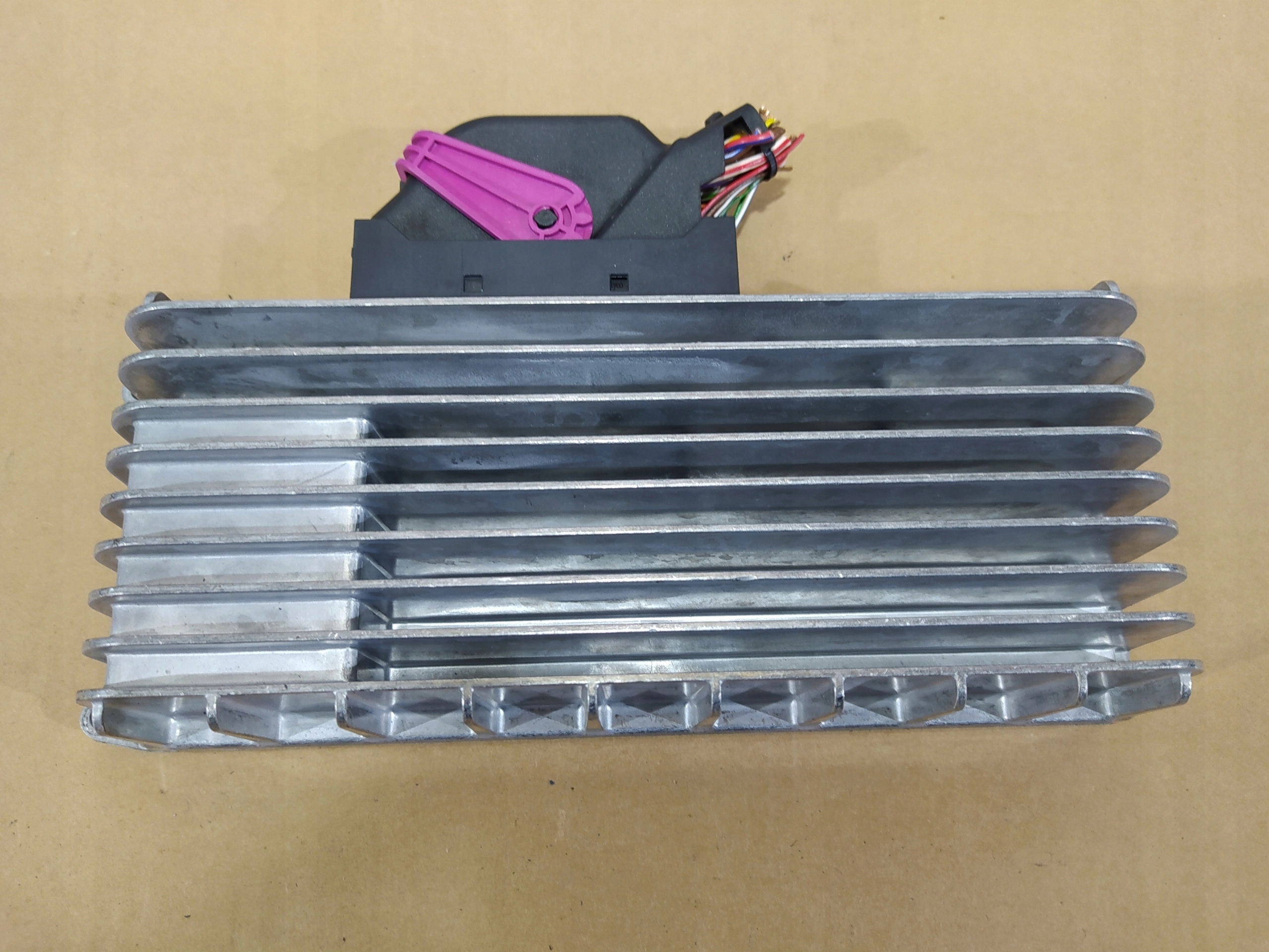 AUDI A4 B8 A5 ZOSILNOVAC 8t0035223ah