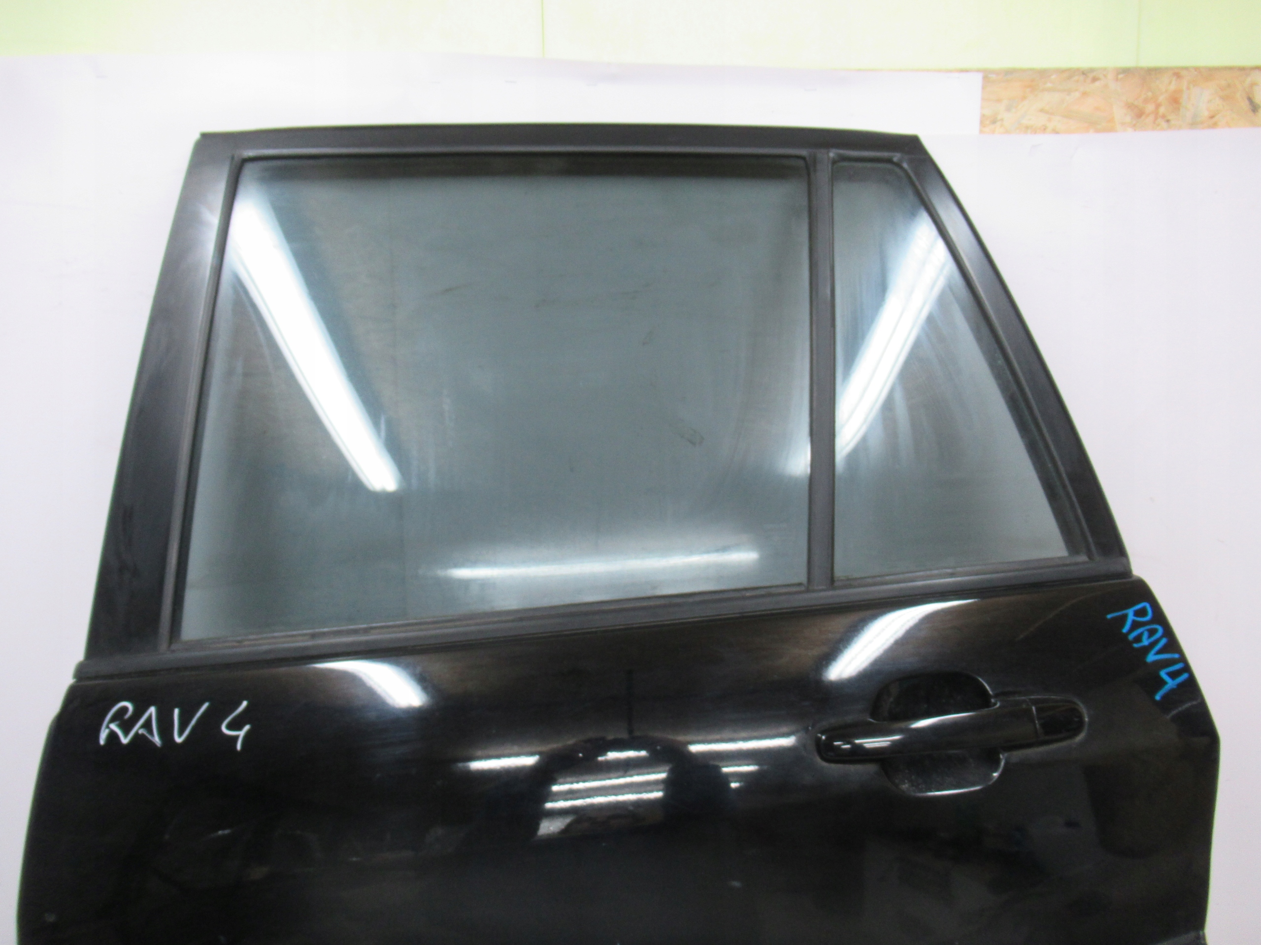 ĽAVÉ ZADNÉ DVERE TOYOTA RAV4 II 00-