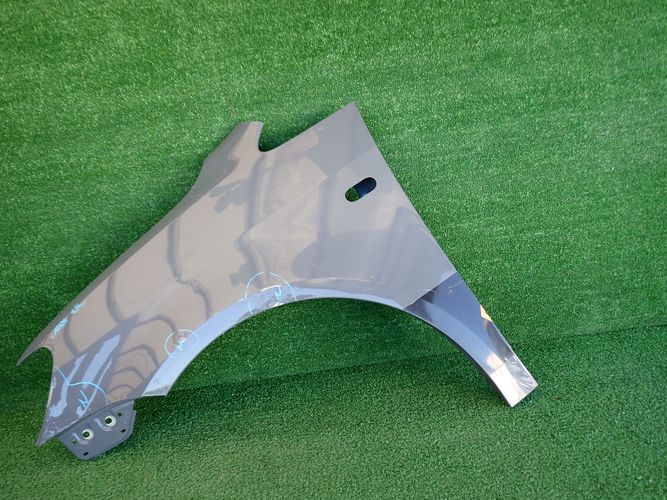 VW CADDY 10-15 ĽAVÝ PREDNÝ BLATNÍK