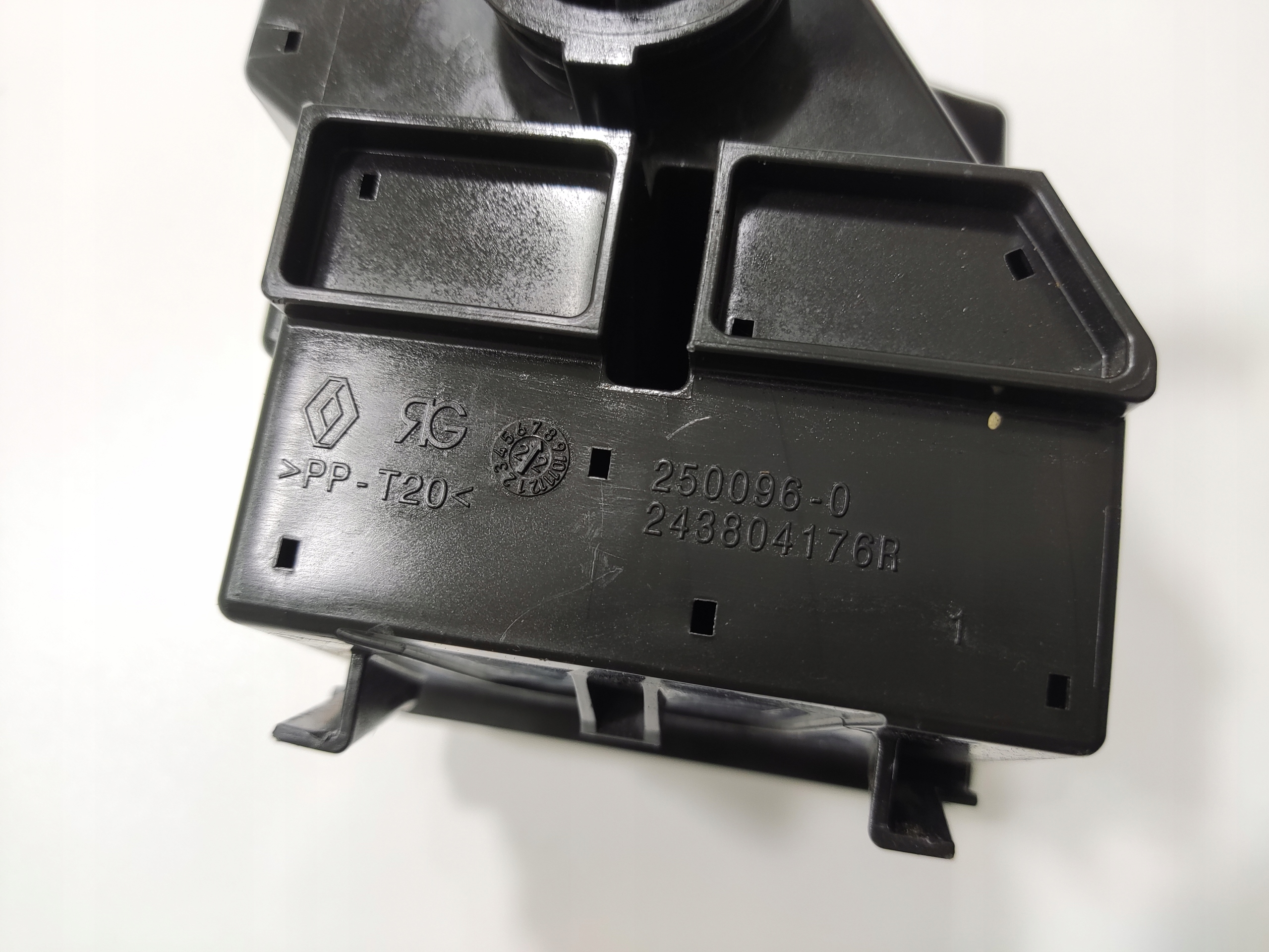 POISTKOVA SKRINKA RELÁTIEK RENAULT ZOE II 243804176R 2019-2024