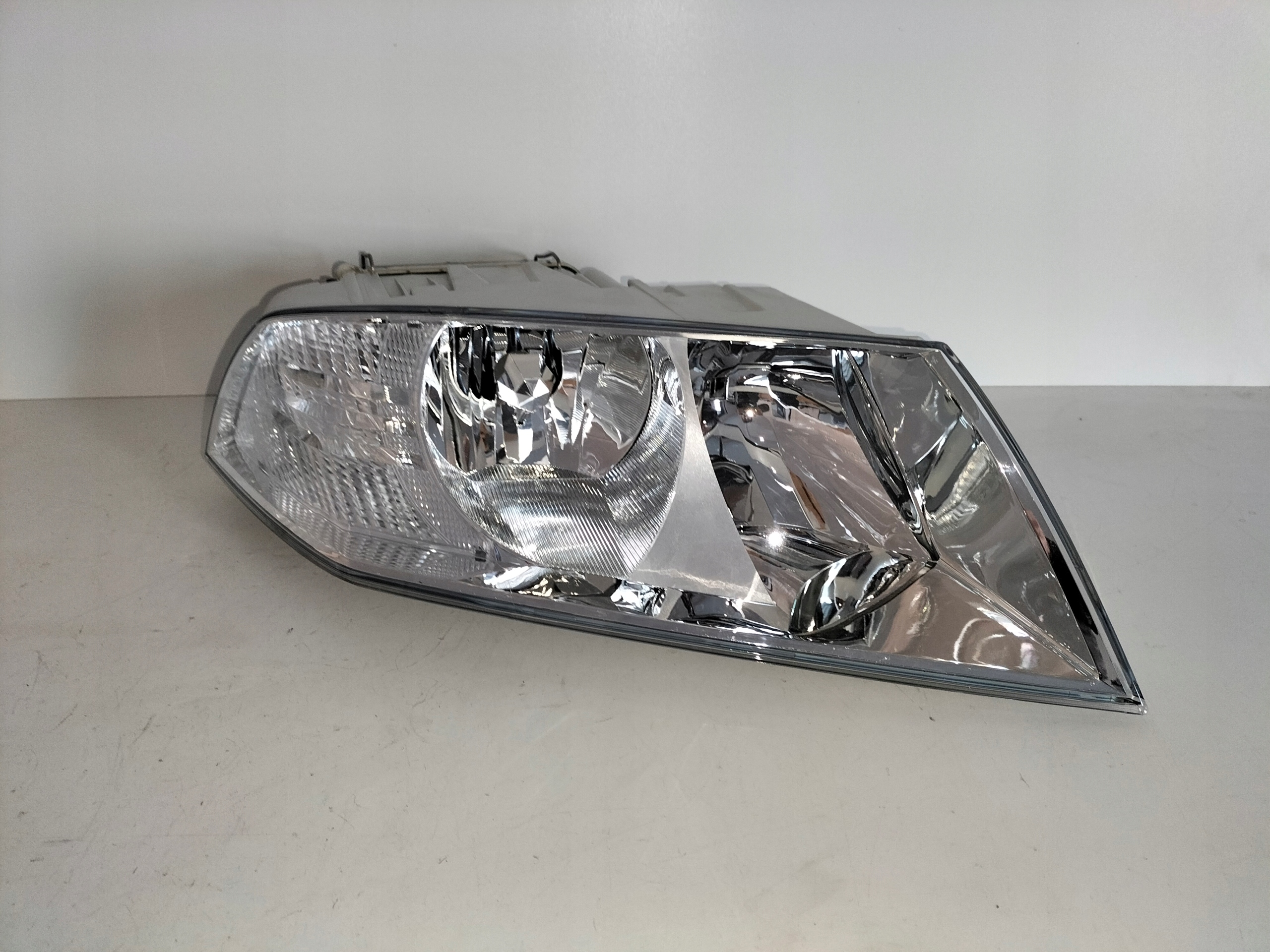 PRAVE PREDNE SVETLO SKODA OCTAVIA II 04-08