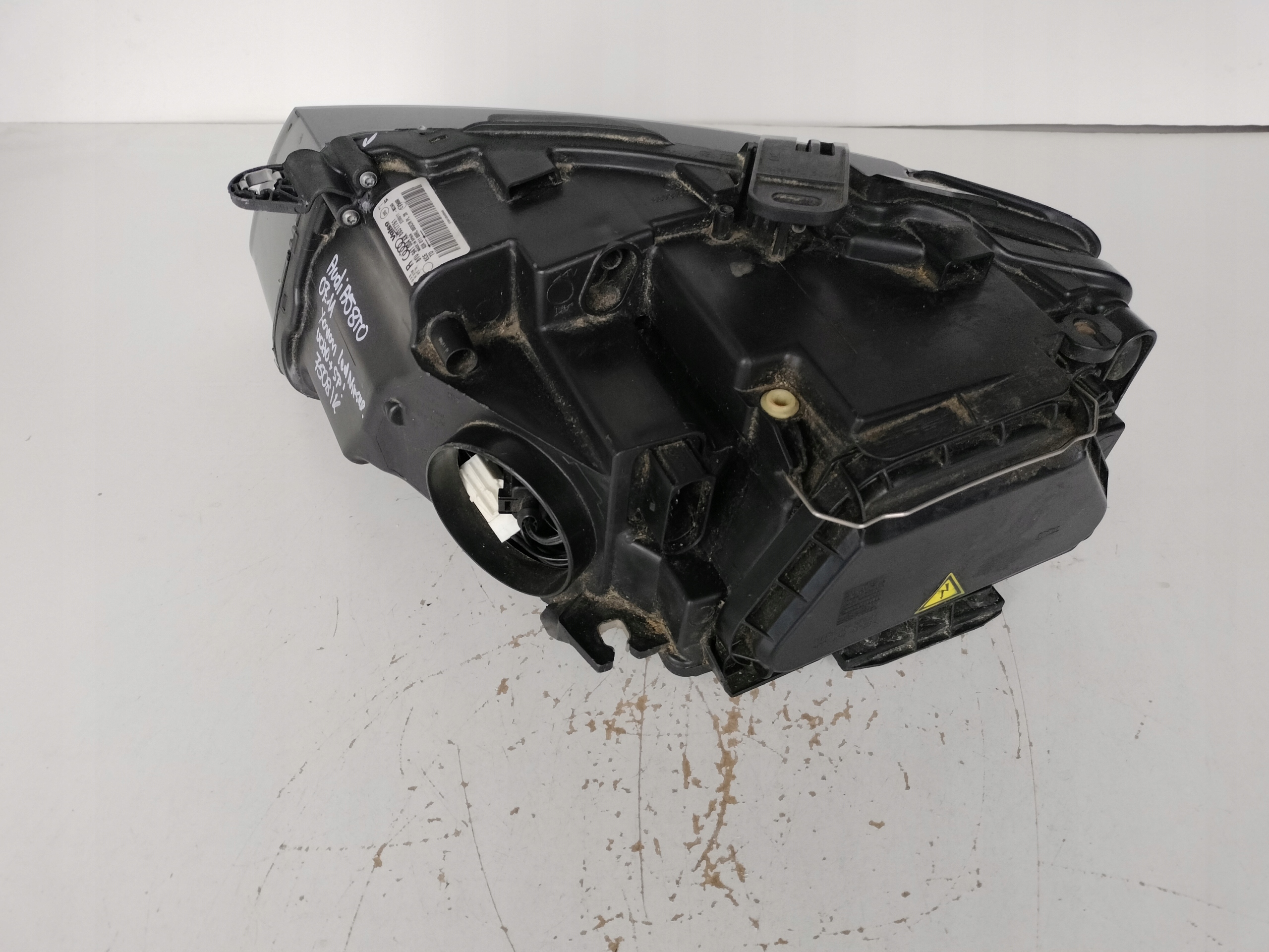 PRAVE PREDNE SVETLO AUDI A5 8T 8T0 07-11 XENON LED NIENATAČACI