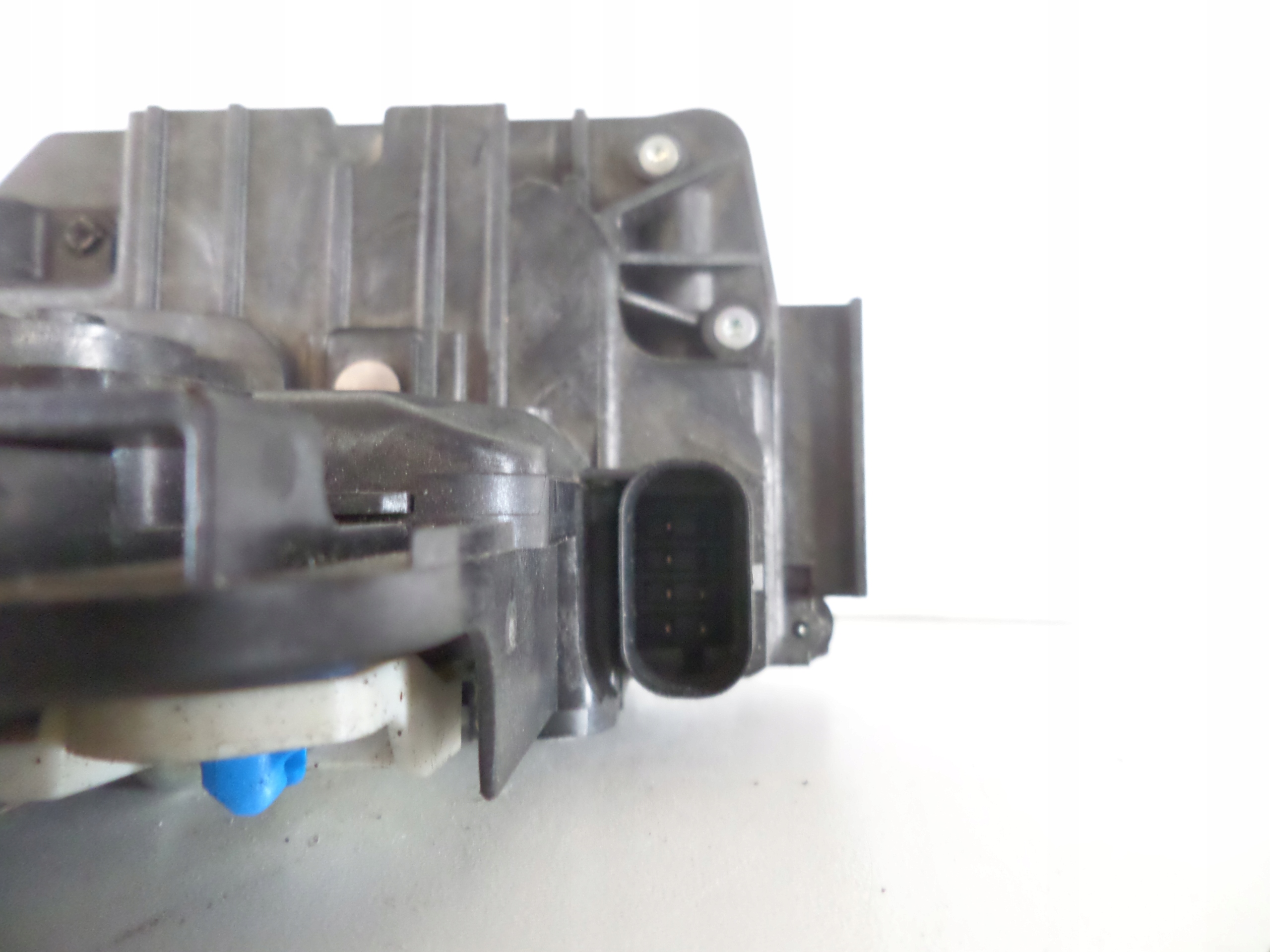 ZAMOK PRAVYCH PREDNYCH DVERI MERCEDES C KLASA W205 14-