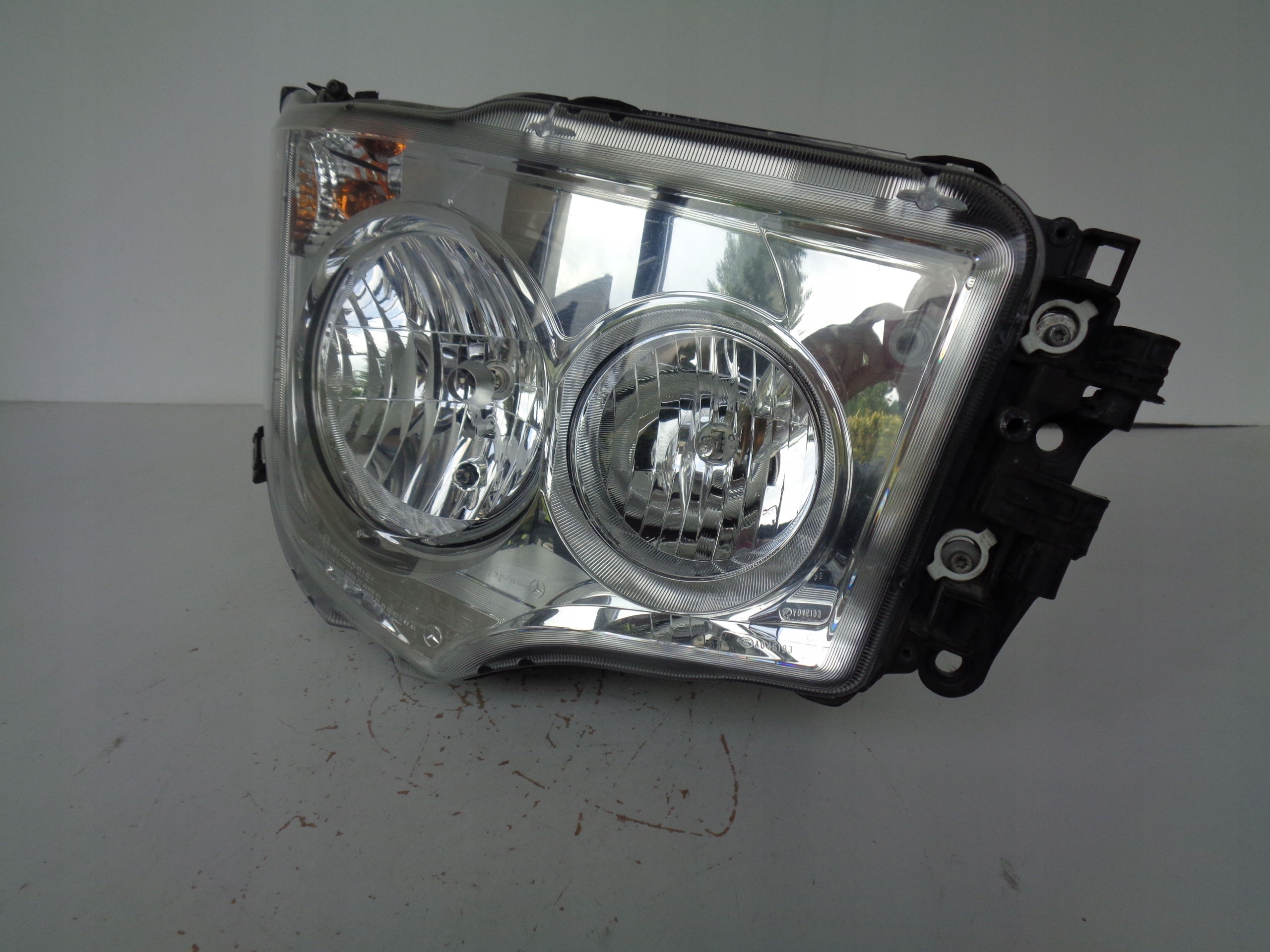 PRAVE PREDNE SVETLO MERCEDES ACTROS MP4 W961