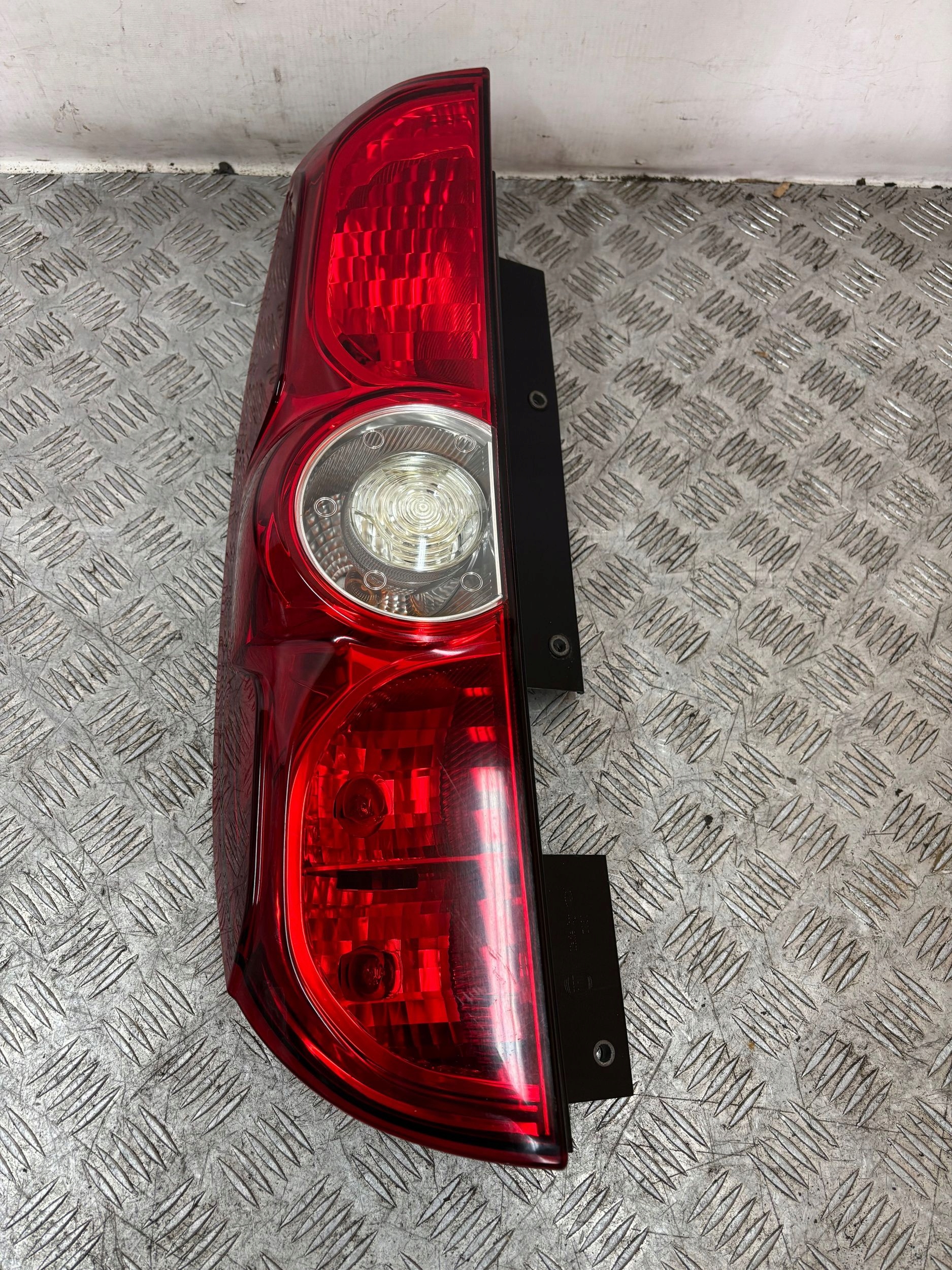 LAVE ZADNE SVETLO FIAT DOBLO 10-