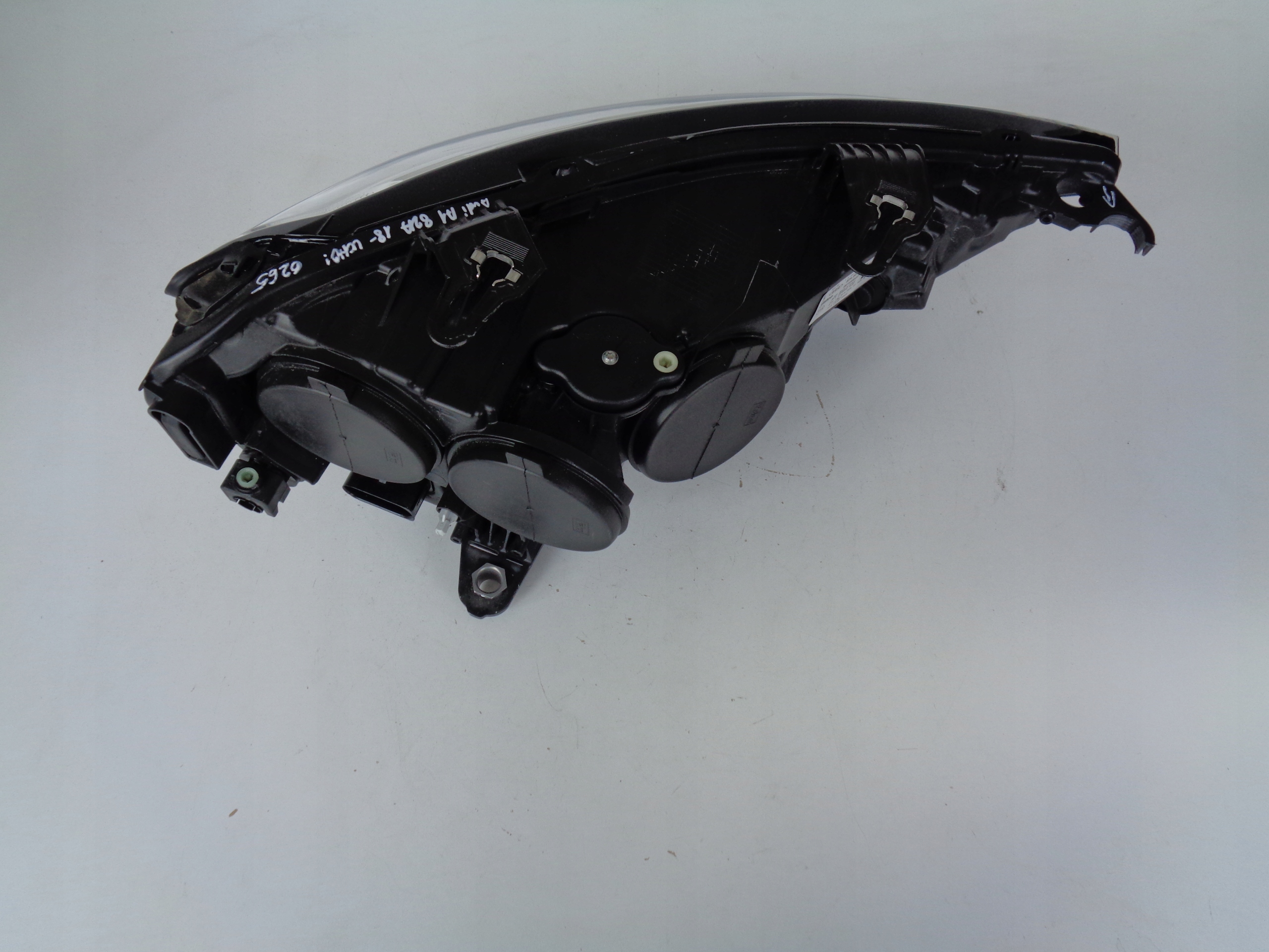 LAVE PREDNE SVETLO AUDI A1 82A 18-