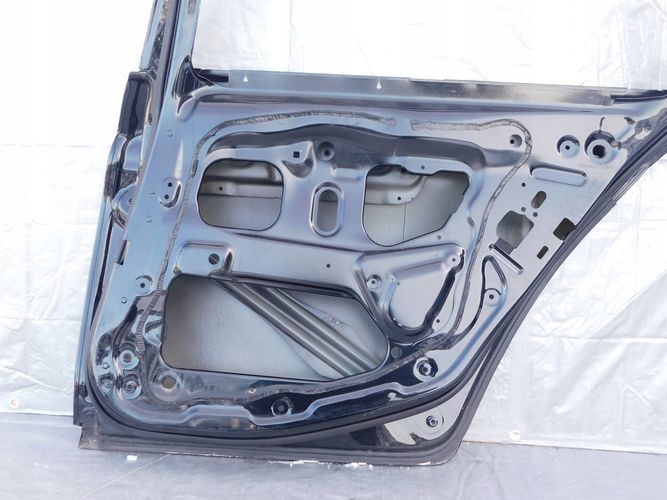 BMW 5 F11 KOMBI PRAVE ZADNE DVERE