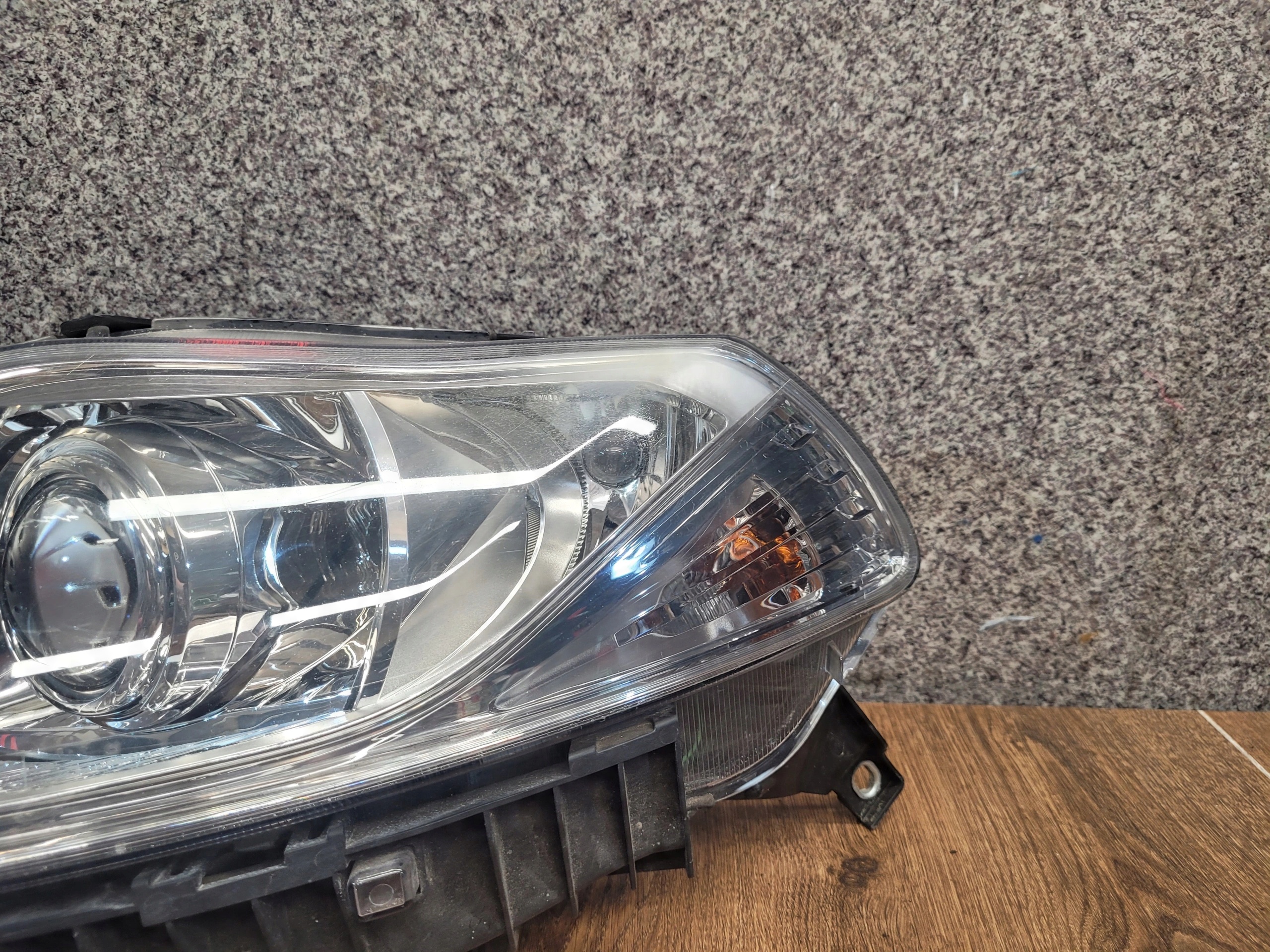 LANCIA YPSILON 011- XENON ĽAVÉ PREDNÉ SVETLO
