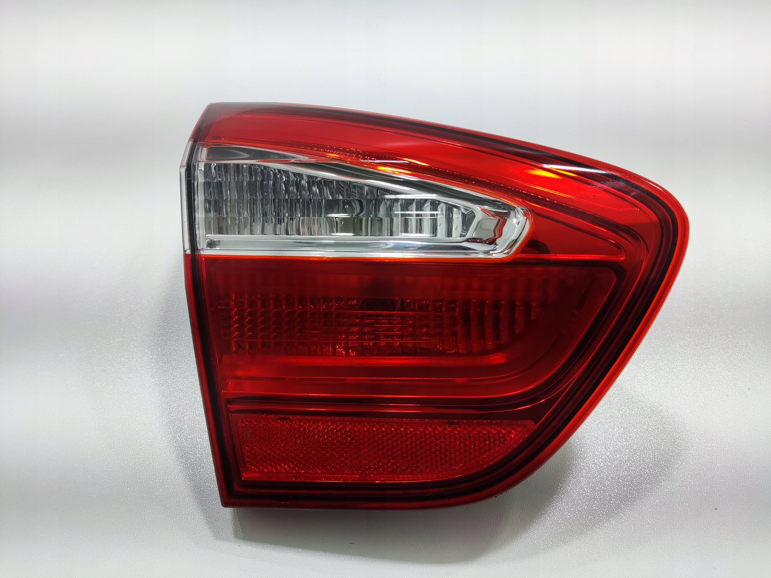 LAVE ZADNE SVETLO V KAPOTE KIA RIO III 92403-1W2 2011-2017