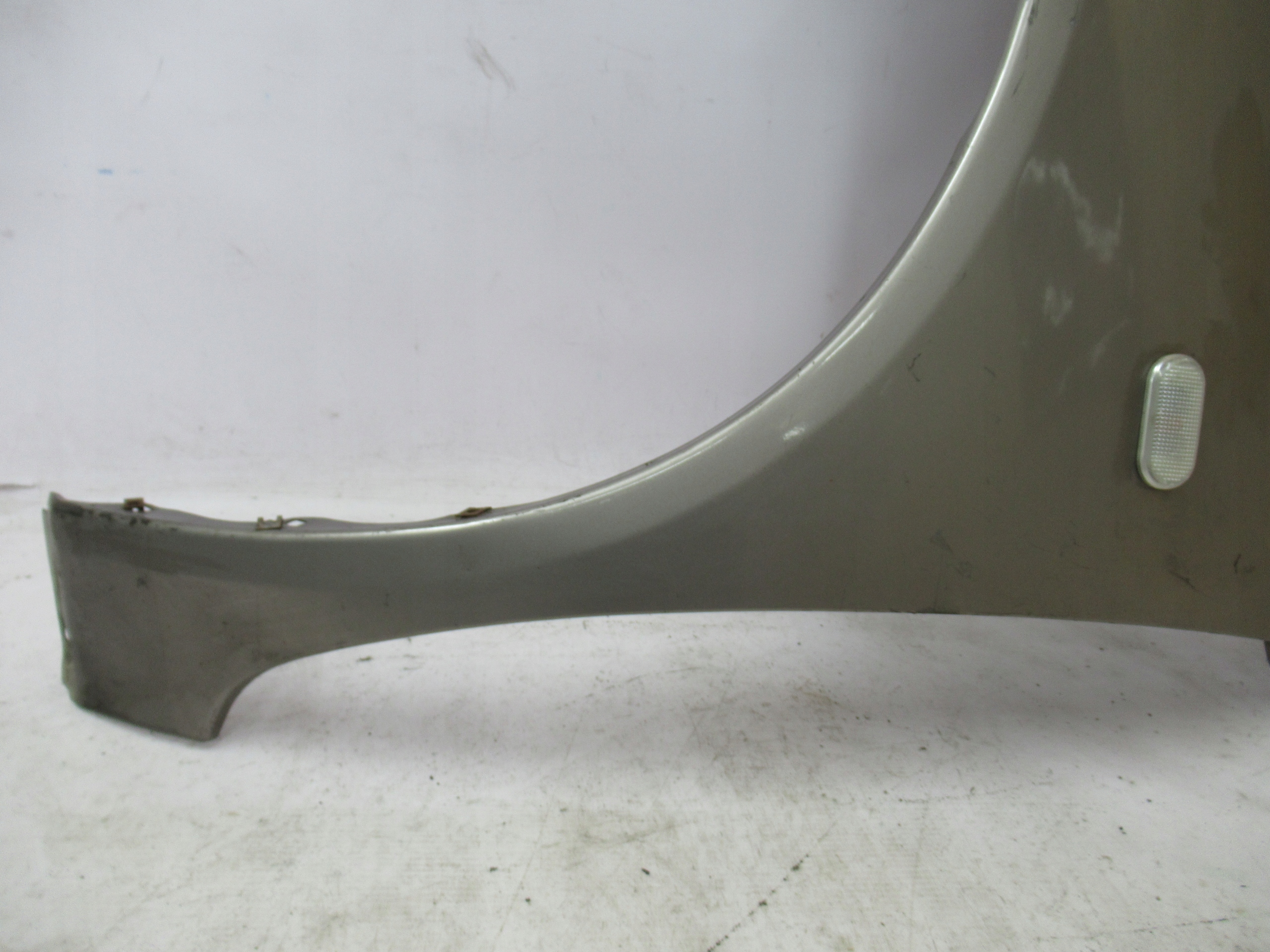 ĽAVÝ PREDNÝ BLATNÍK NISSAN MICRA K12