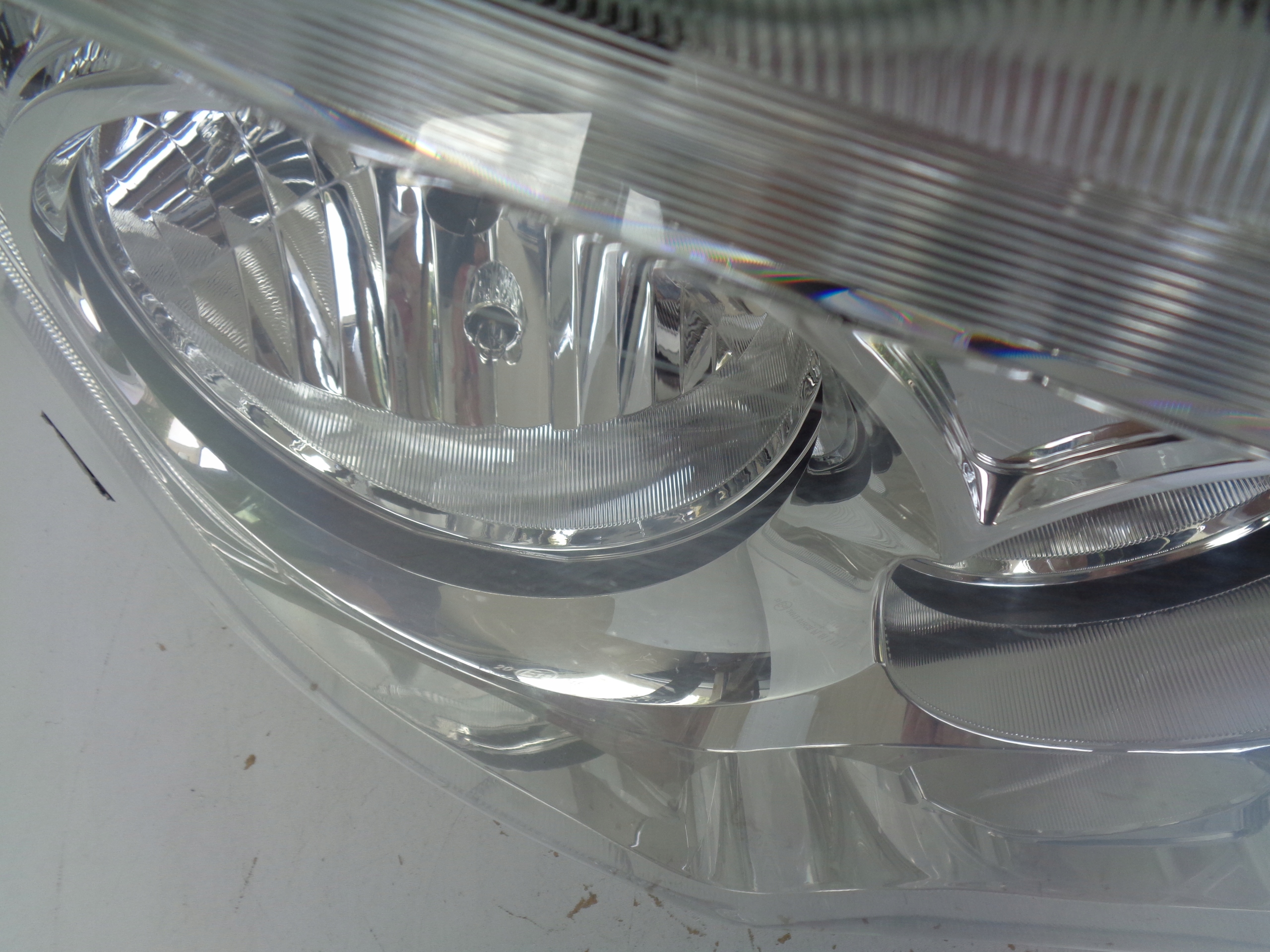 PRAVE PREDNE SVETLO MERCEDES ACTROS MP4 W961