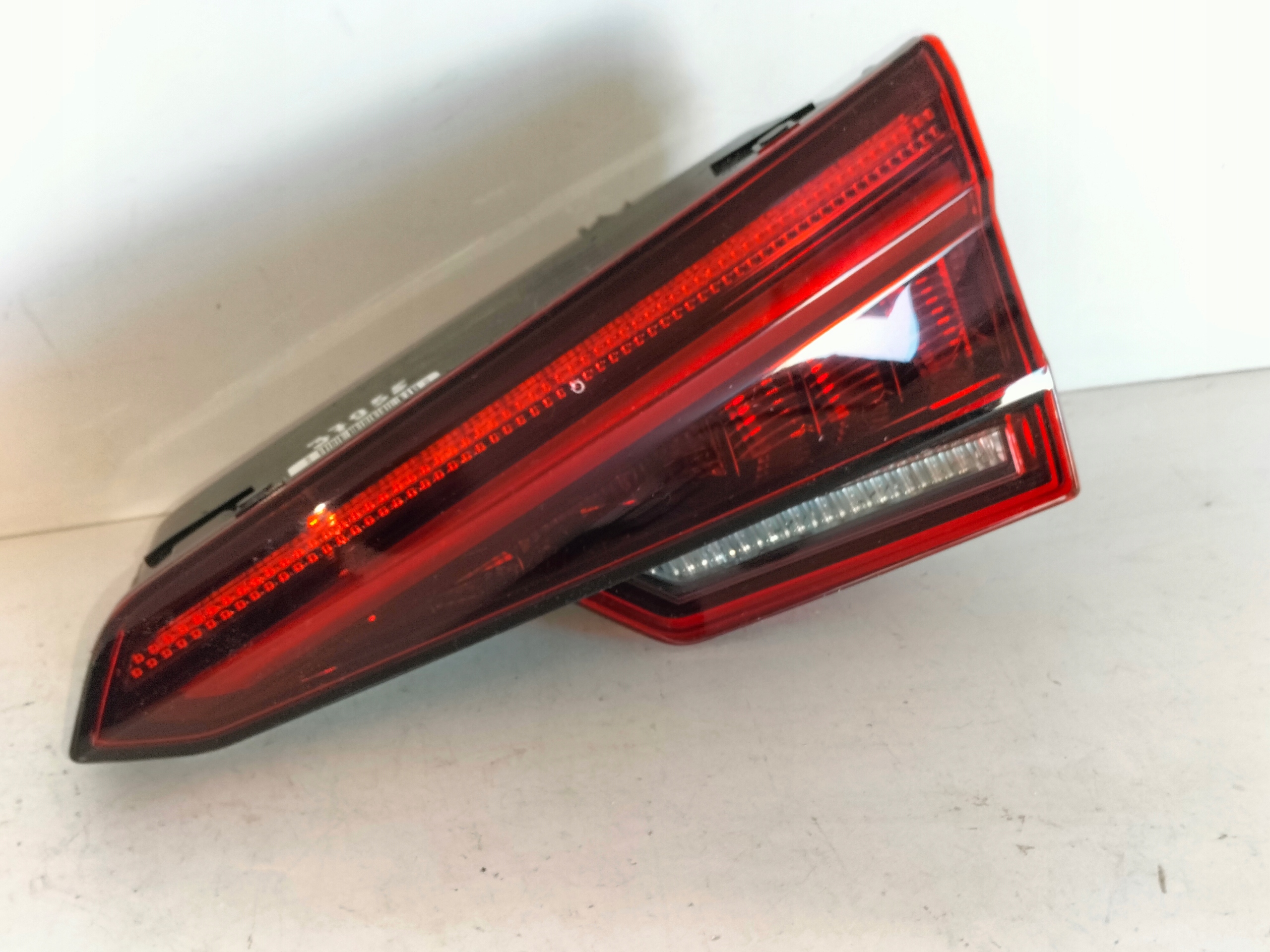 PRAVE ZADNE SVETLO AUDI A4 B9 8W 15-19 SEDAN LED