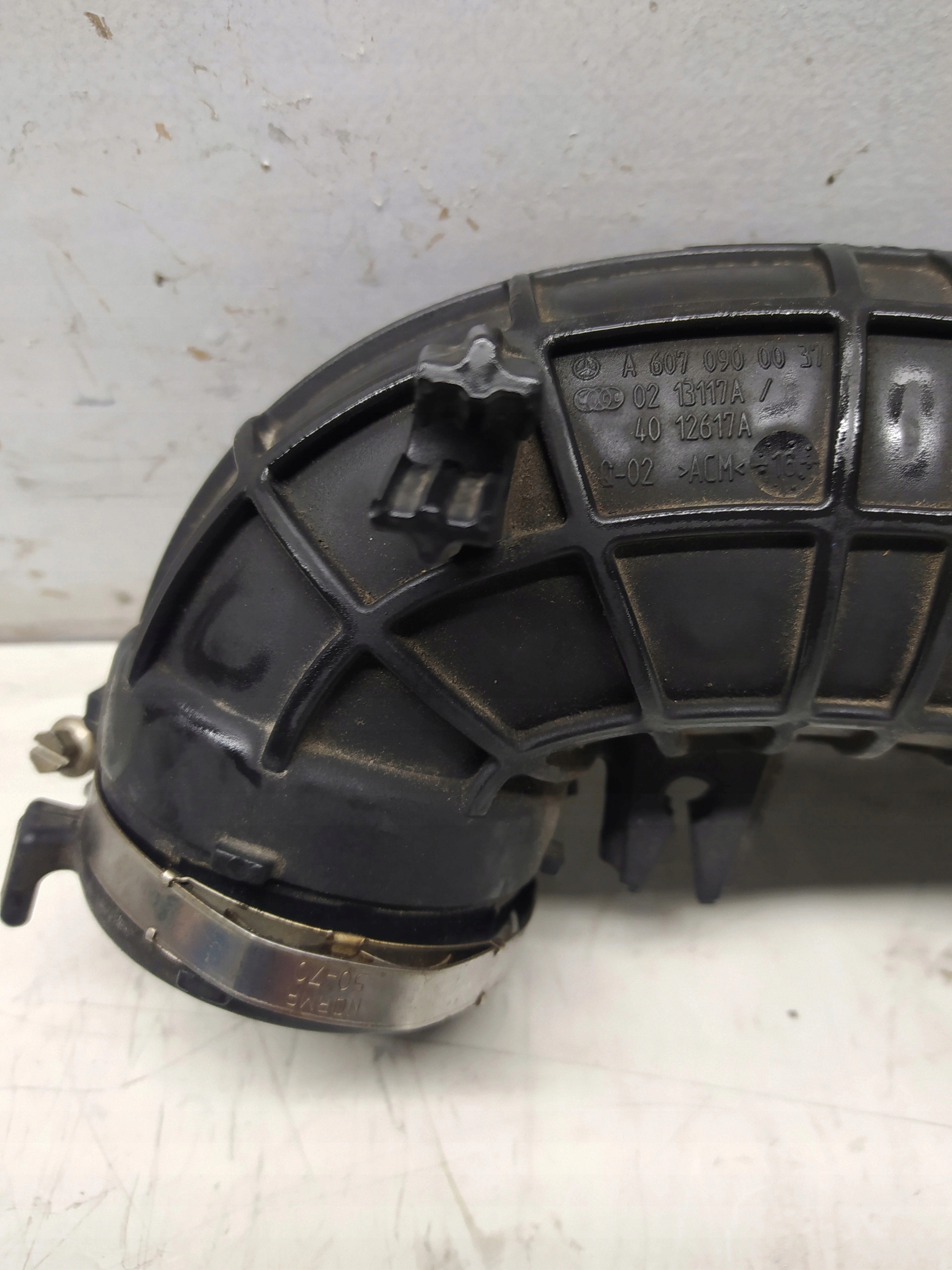 MERCEDES W176 1.5DCI NASAVANIE VZDUCHU A6070900037